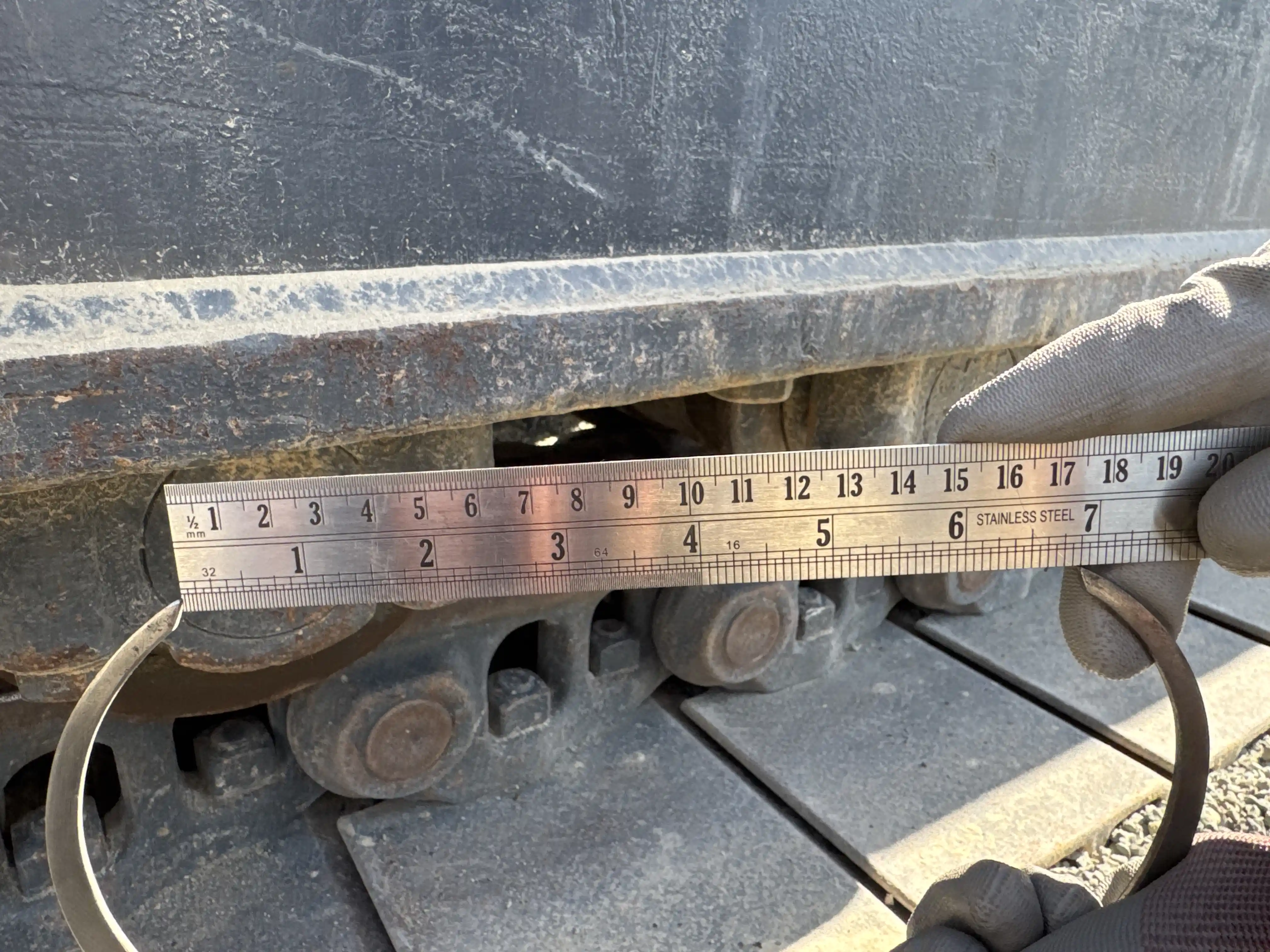 MDX-003-Kobelco-SK350LC-10-medium-excavator-inspection-undercarriage-right-track-rollers-2