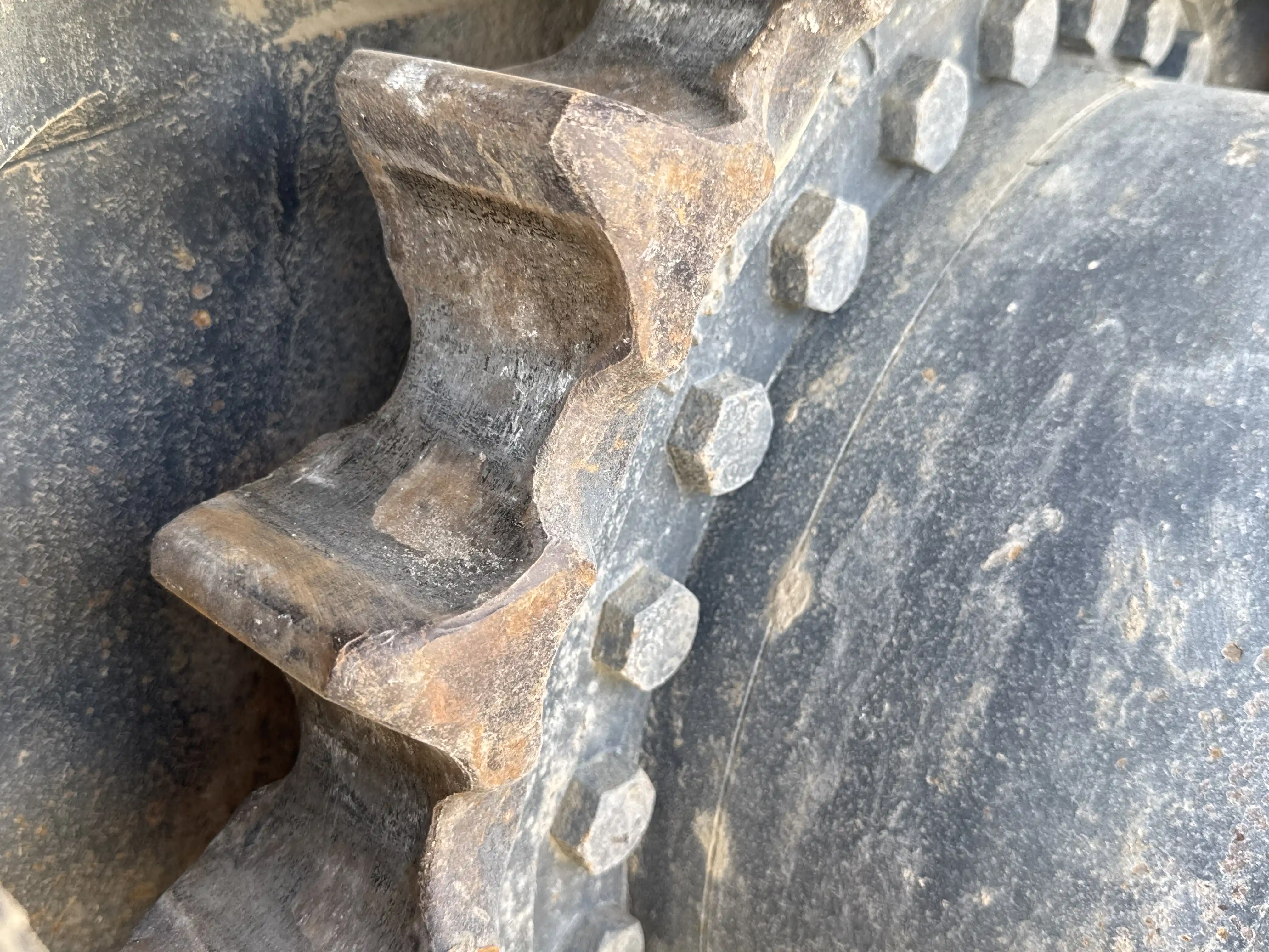 MDX-003-Kobelco-SK350LC-10-medium-excavator-inspection-undercarriage-left-sprocket-1