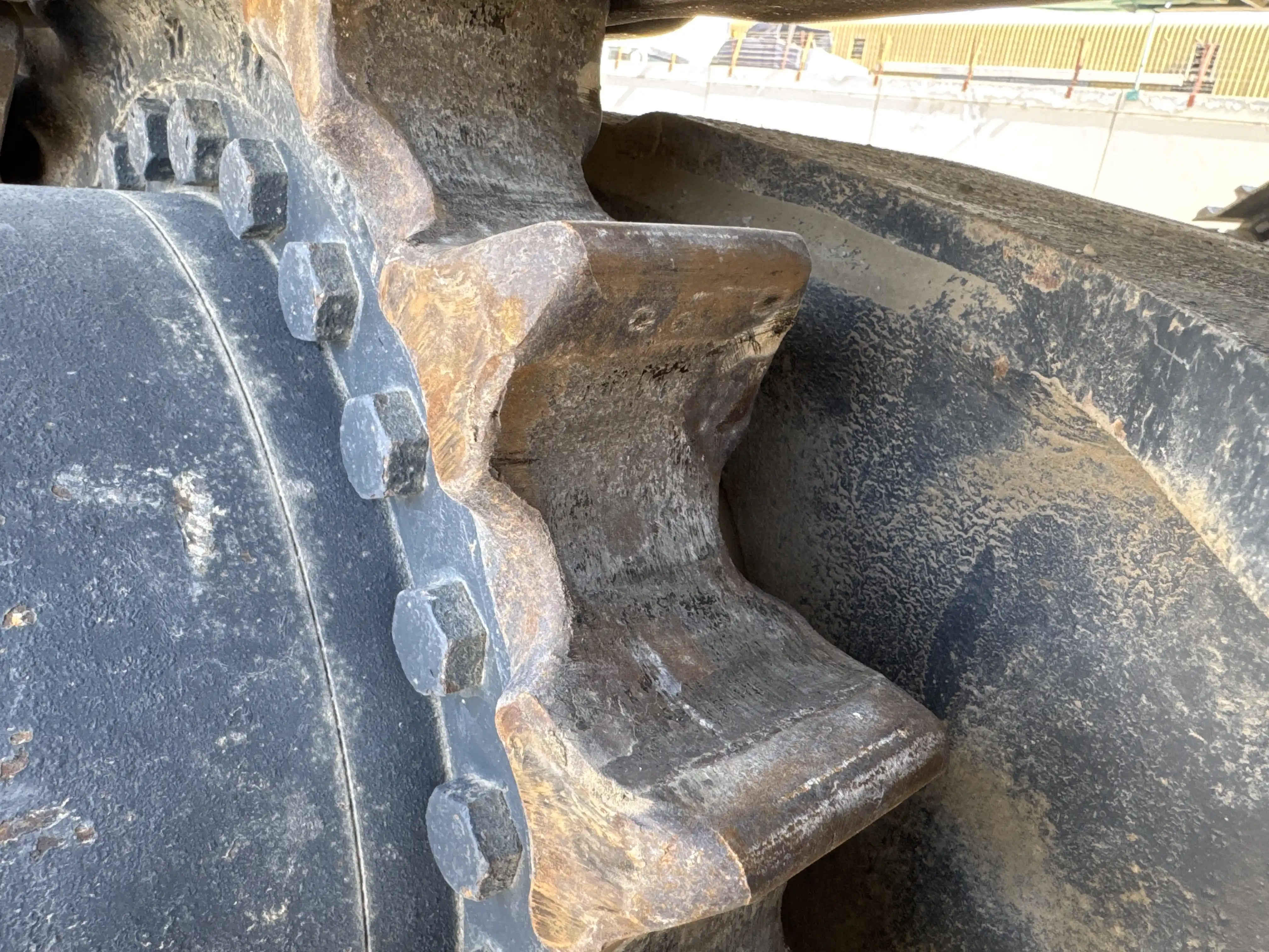 MDX-003-Kobelco-SK350LC-10-medium-excavator-inspection-undercarriage-right-sprocket-1