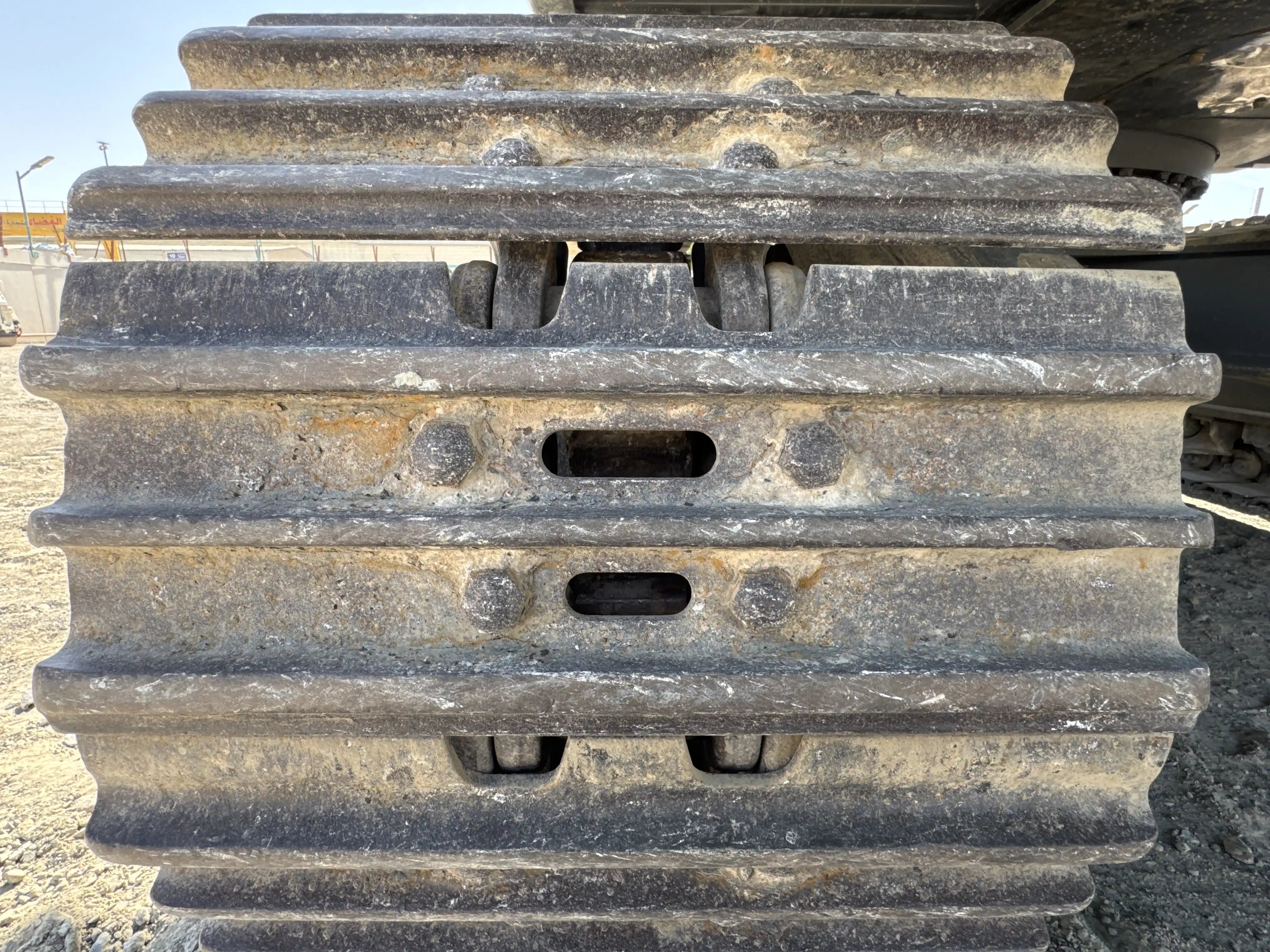 MDX-003-Kobelco-SK350LC-10-medium-excavator-inspection-undercarriage-left-track-shoes-1
