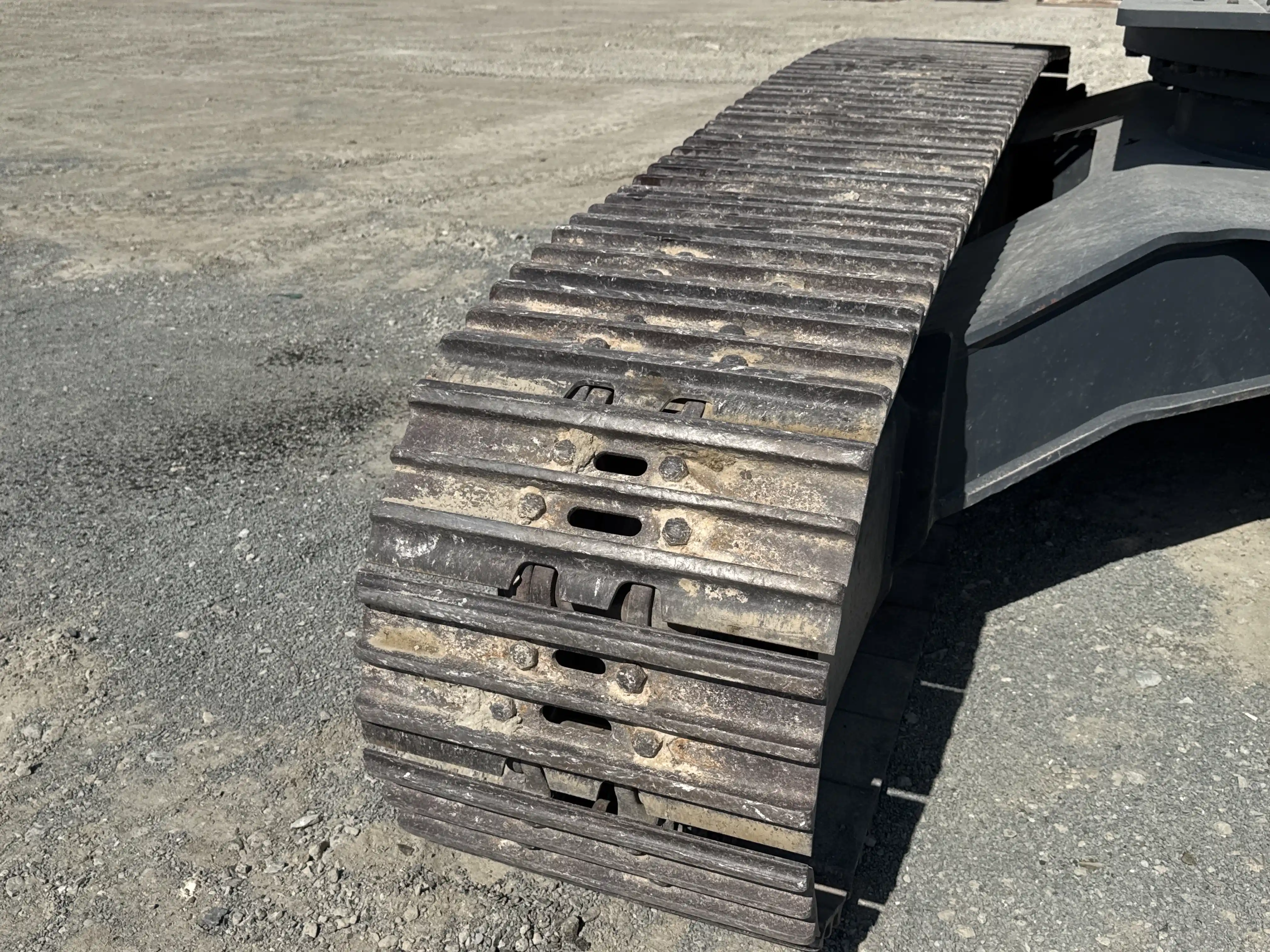 MDX-003-Kobelco-SK350LC-10-medium-excavator-inspection-undercarriage-right-track-shoes-1