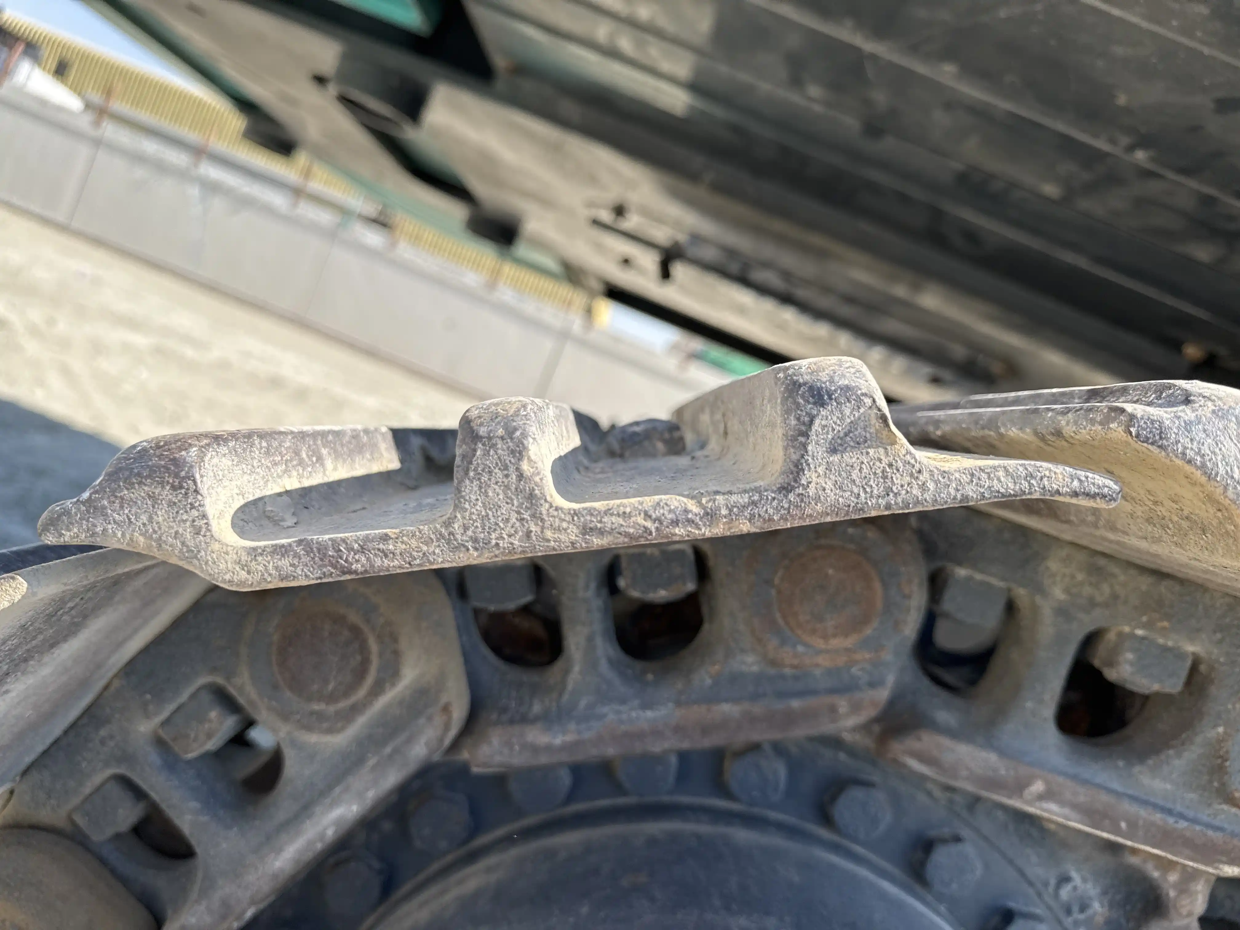 MDX-003-Kobelco-SK350LC-10-medium-excavator-inspection-undercarriage-right-track-shoes-2
