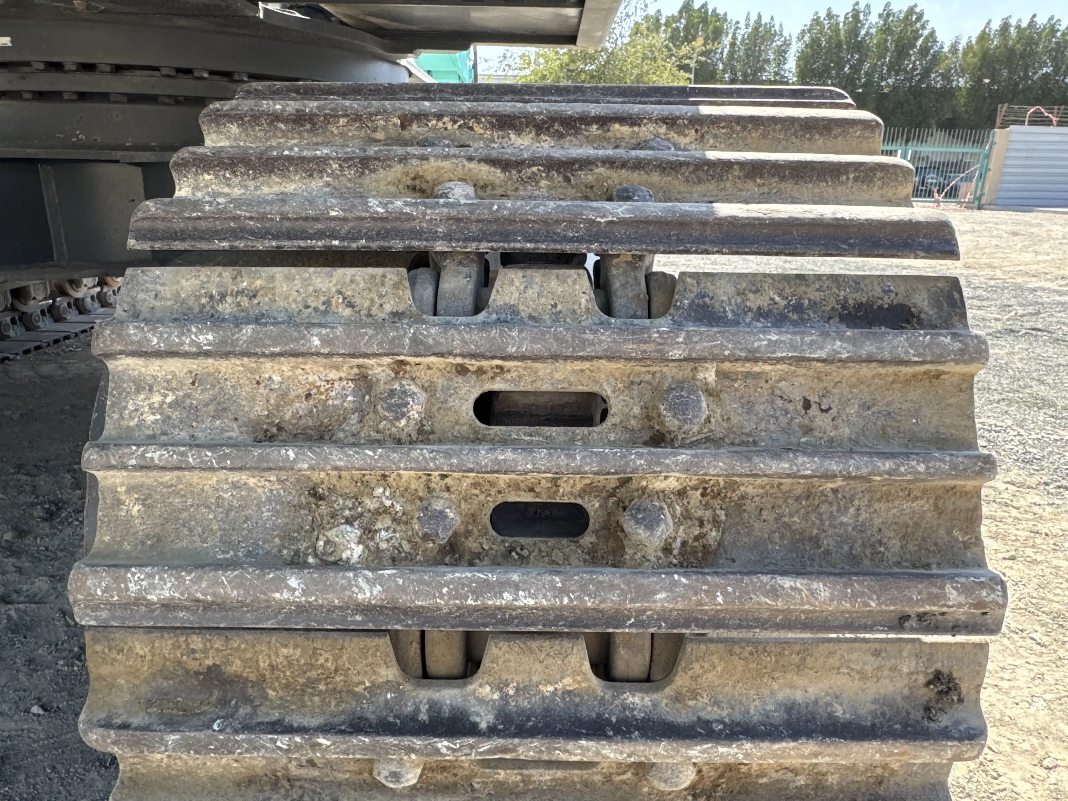 MDX-003-Kobelco-SK350LC-10-medium-excavator-inspection-undercarriage-right-track-shoes-3