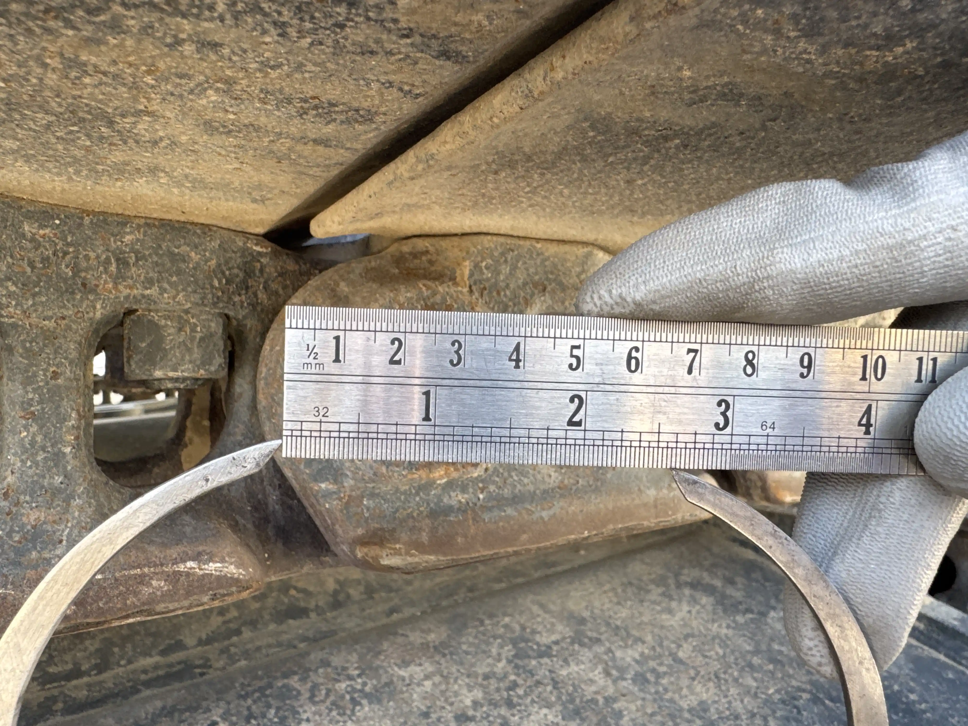 MDX-003-Kobelco-SK350LC-10-medium-excavator-inspection-undercarriage-left-track-chain-1