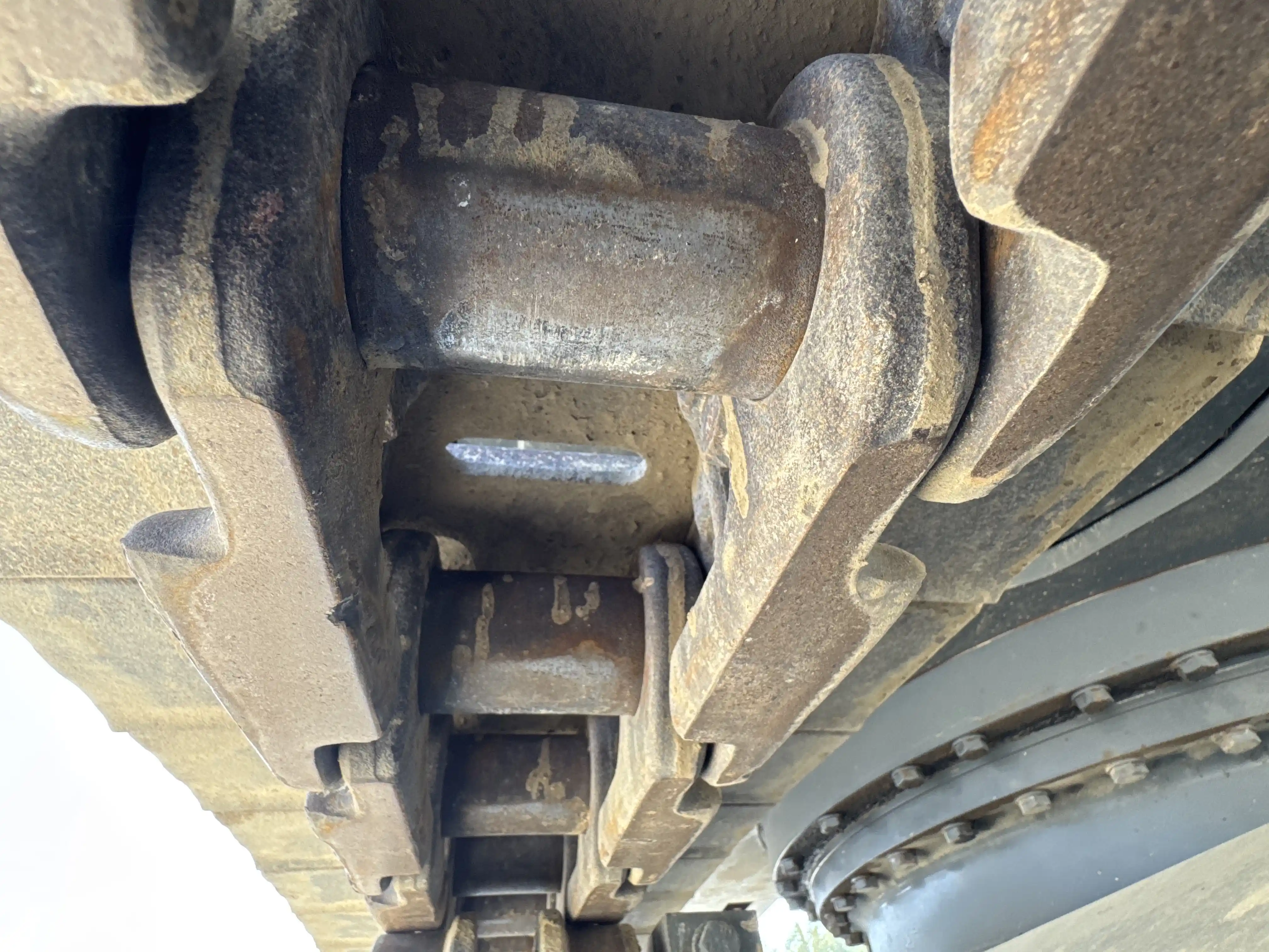 MDX-003-Kobelco-SK350LC-10-medium-excavator-inspection-undercarriage-left-track-chain-4
