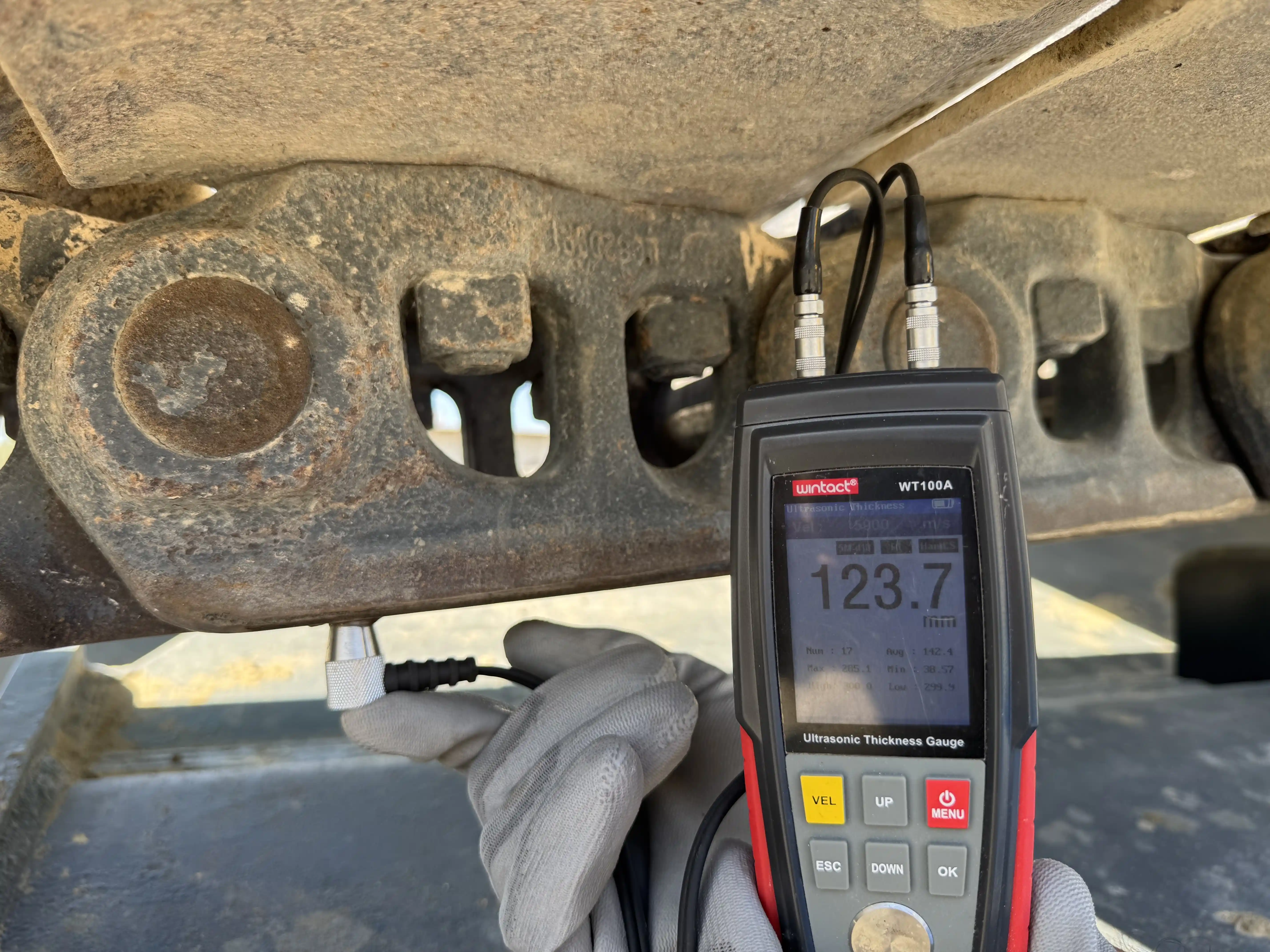 MDX-003-Kobelco-SK350LC-10-medium-excavator-inspection-undercarriage-left-track-chain-5