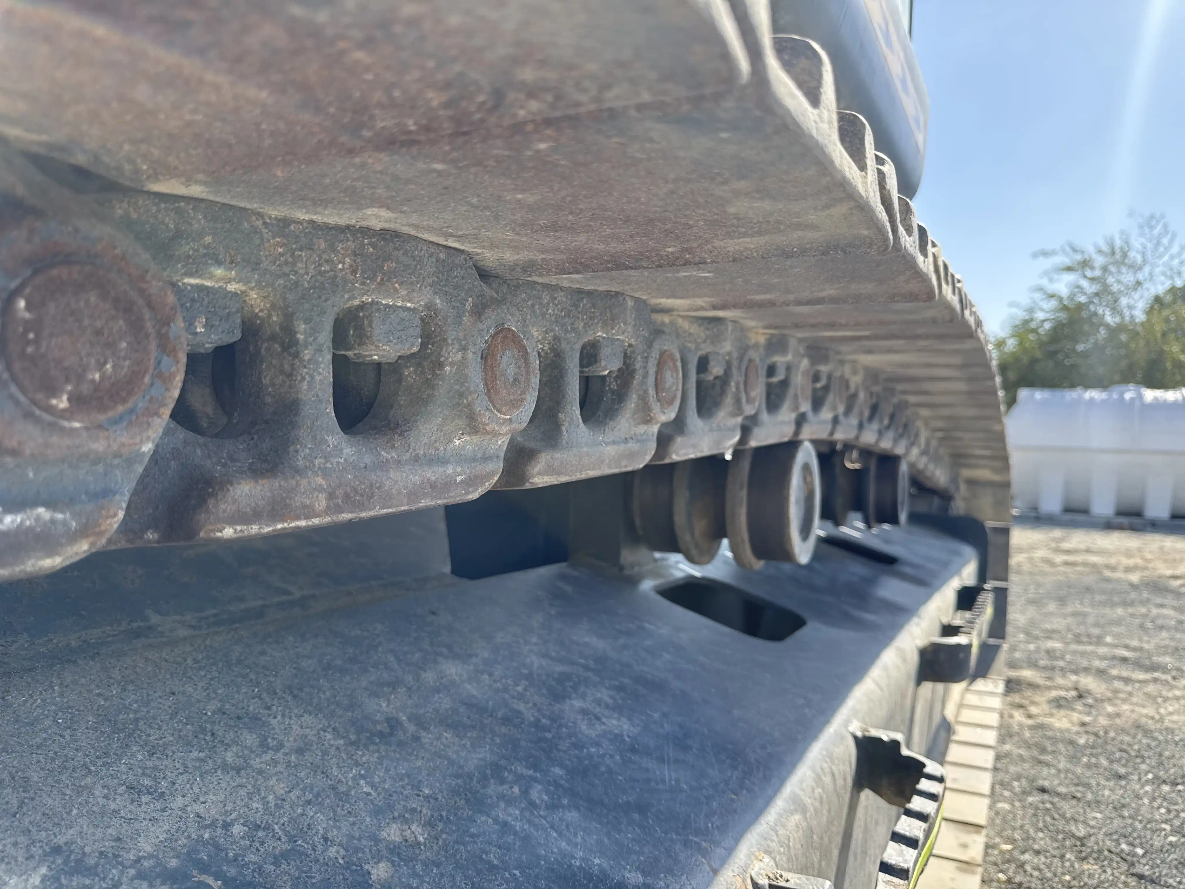 MDX-003-Kobelco-SK350LC-10-medium-excavator-inspection-undercarriage-right-track-chain-1