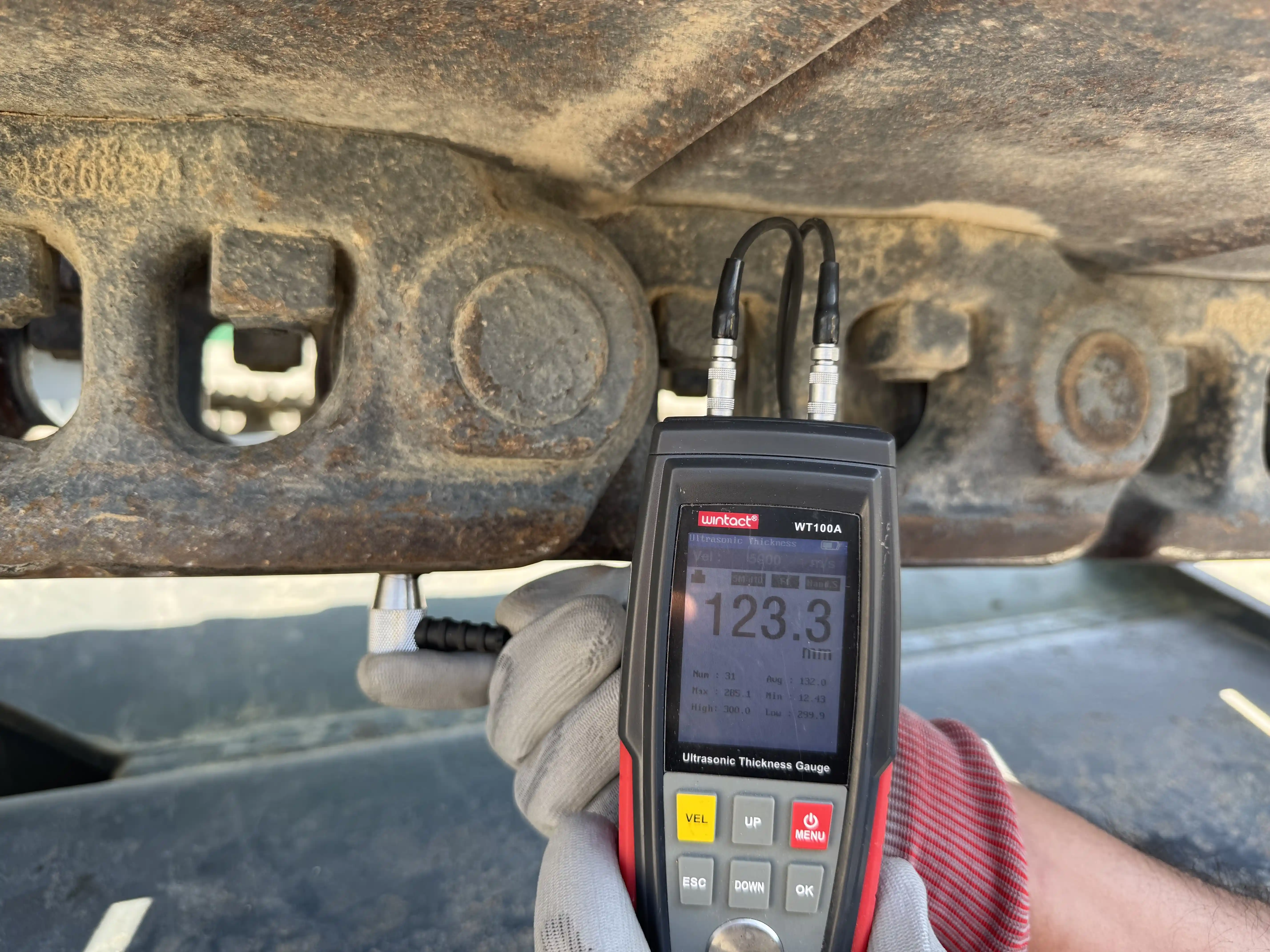 MDX-003-Kobelco-SK350LC-10-medium-excavator-inspection-undercarriage-right-track-chain-5