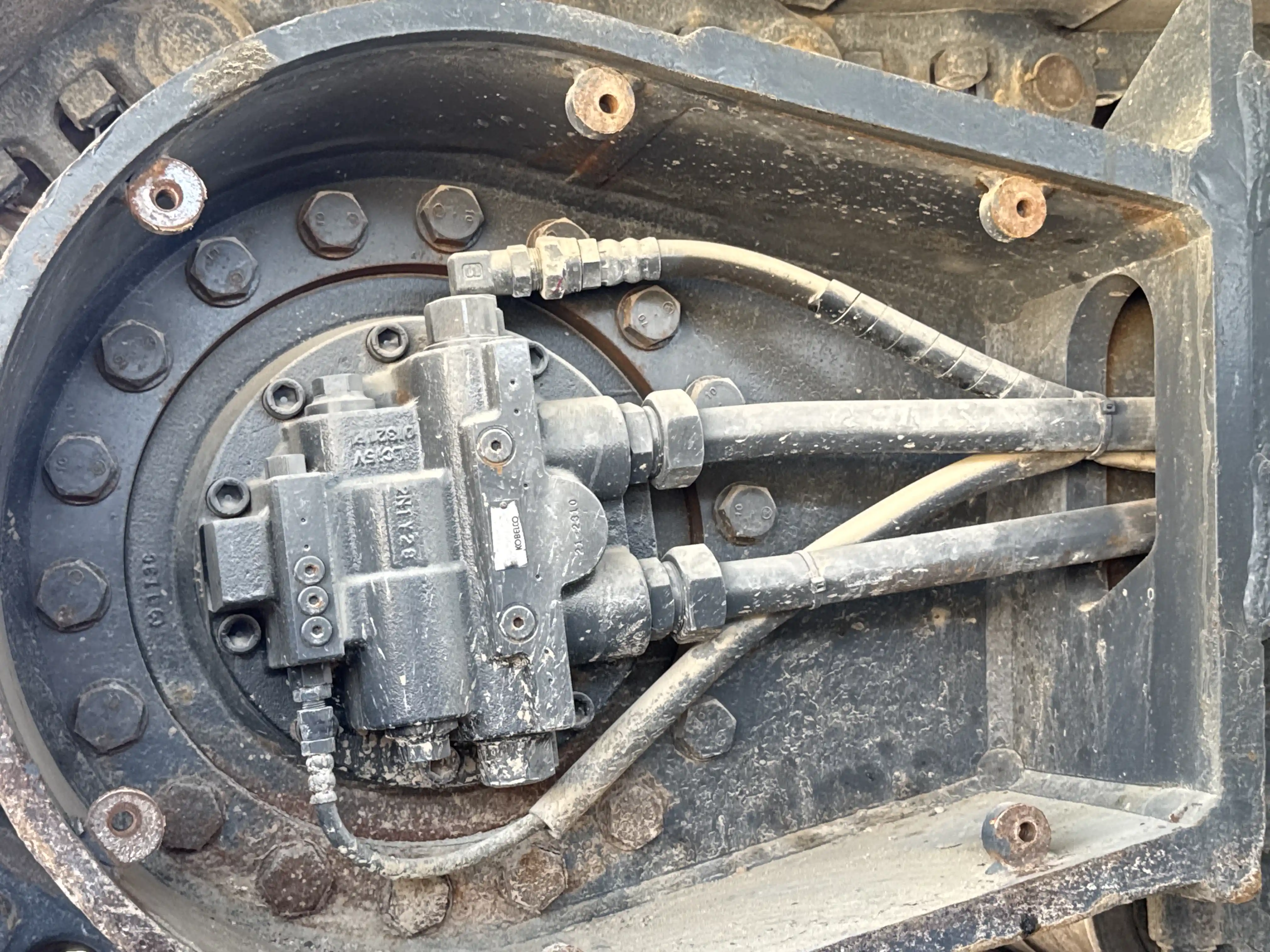 MDX-003-Kobelco-SK350LC-10-medium-excavator-inspection-undercarriage-final-drive-1
