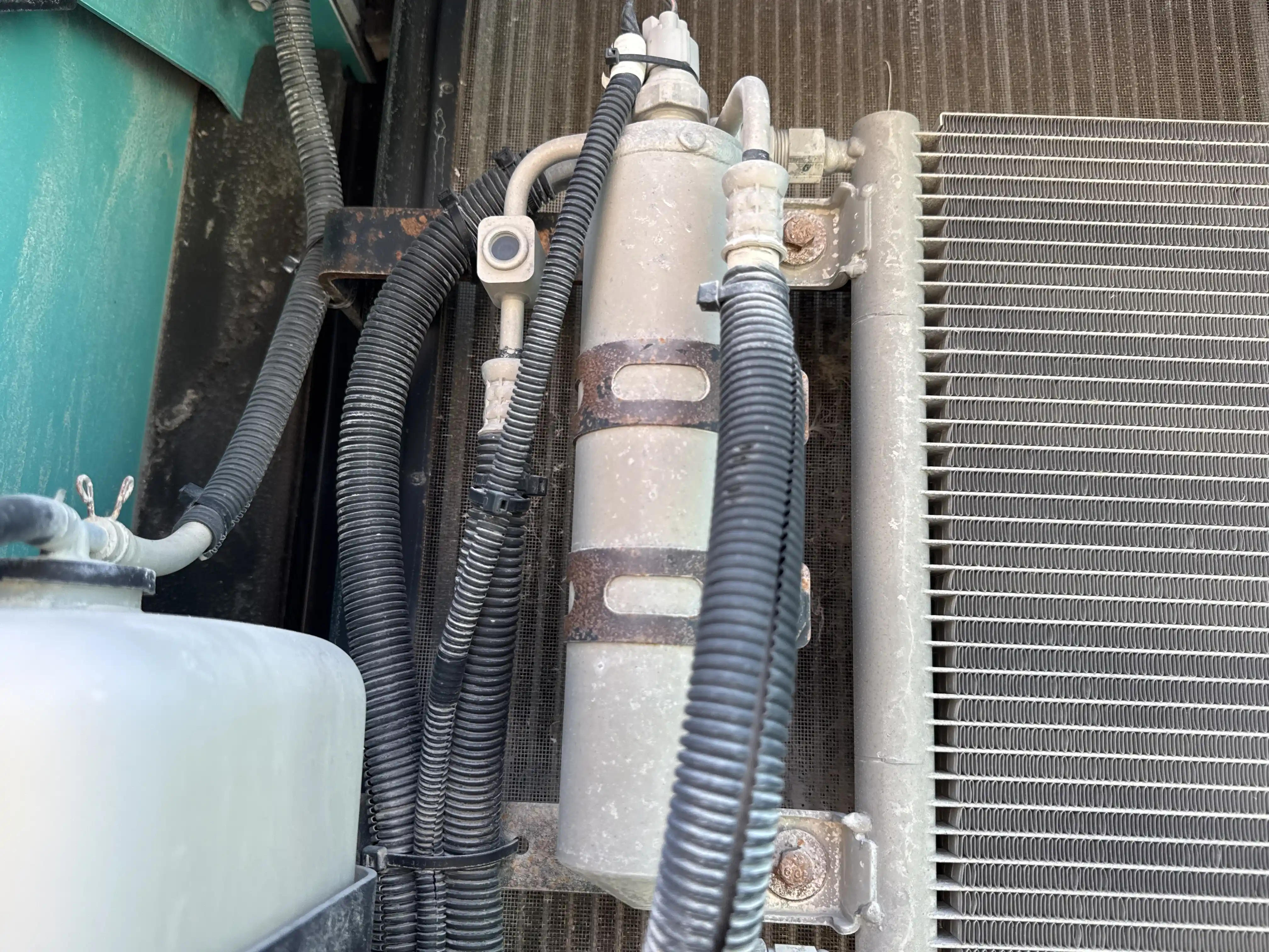 MDX-003-Kobelco-SK350LC-10-medium-excavator-inspection -air-conditioning-refrigerant-lines-1
