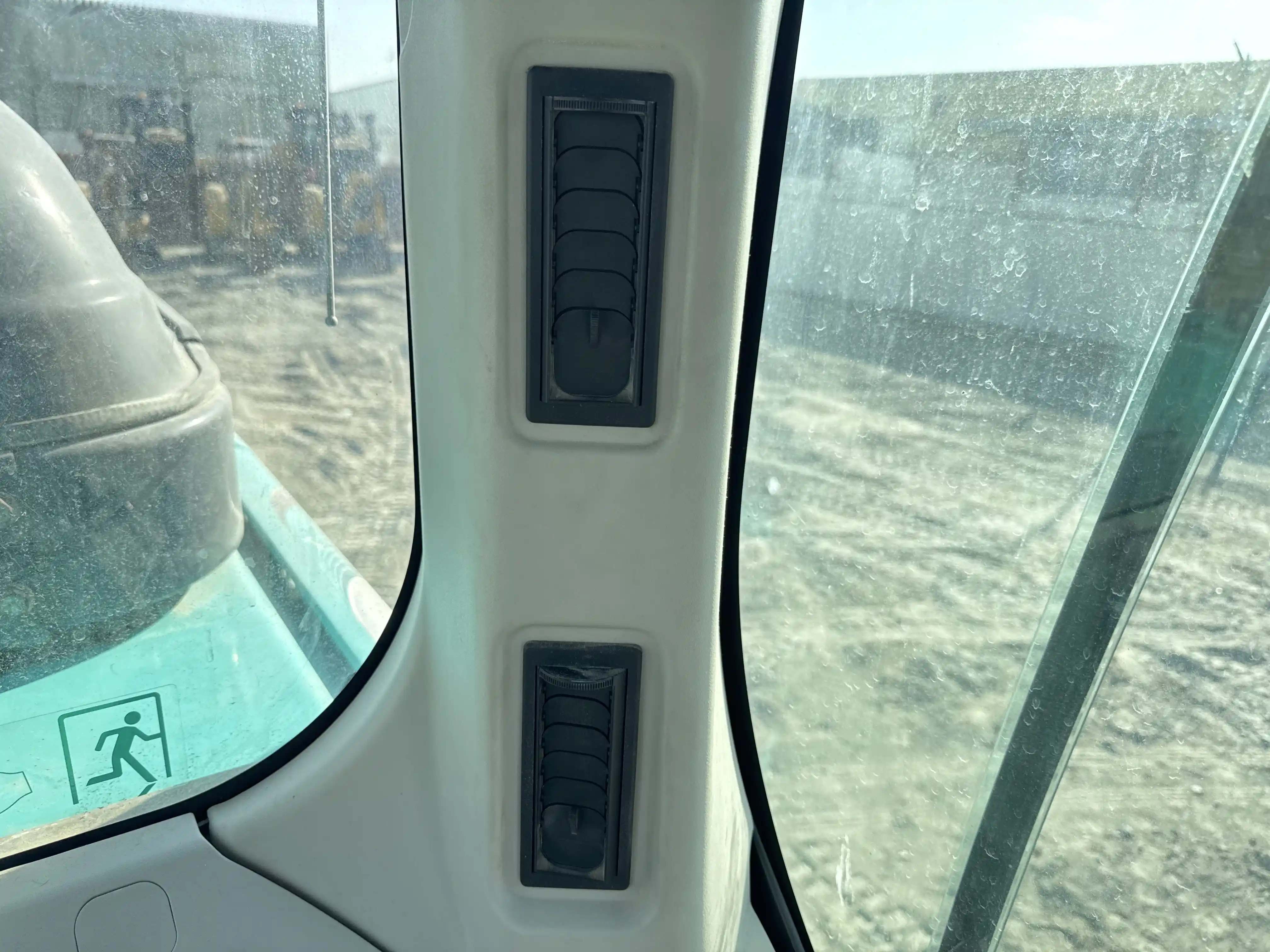 MDX-003-Kobelco-SK350LC-10-medium-excavator-inspection-air-conditioning-vents-and-air-flow-1