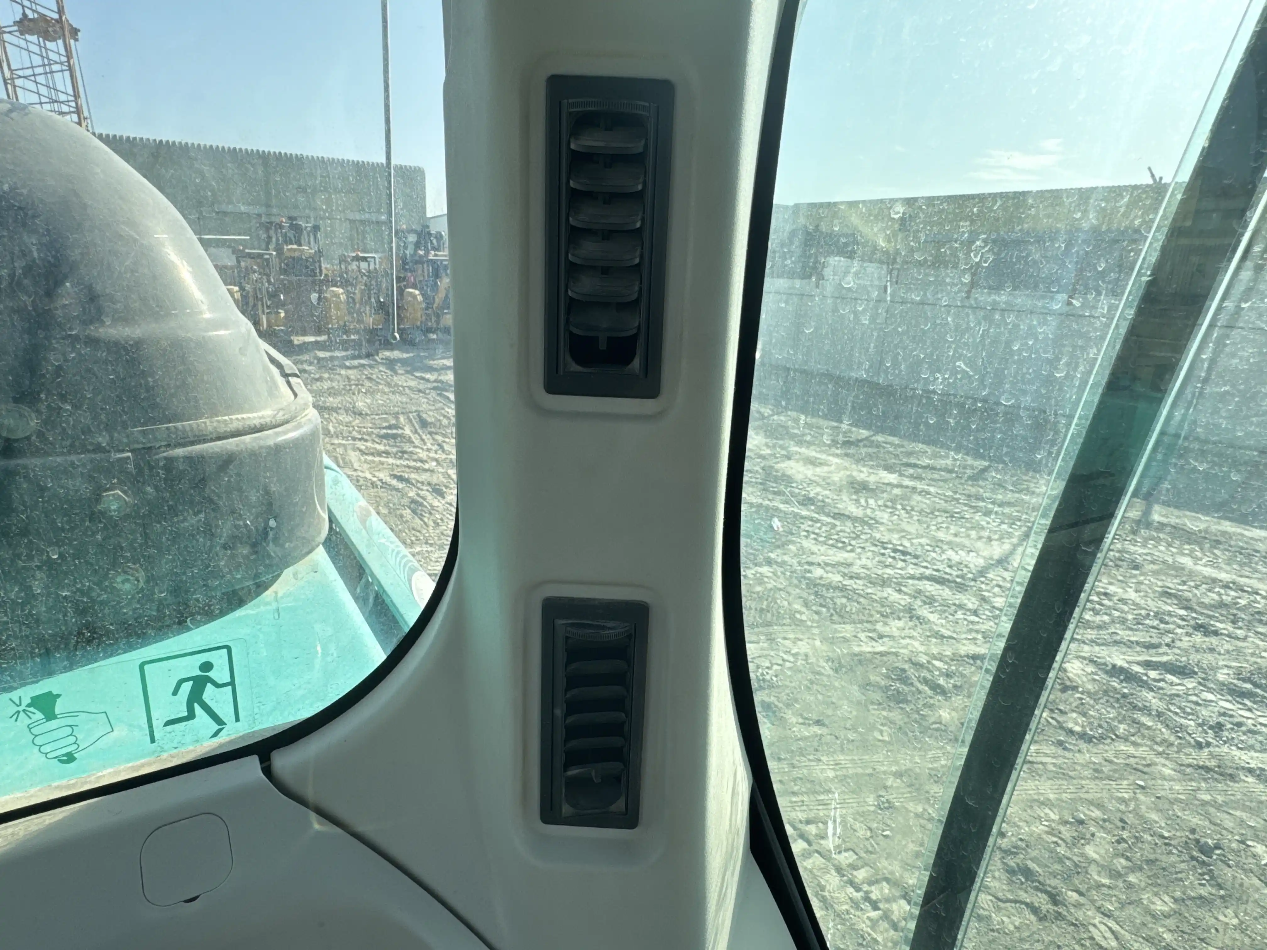MDX-003-Kobelco-SK350LC-10-medium-excavator-inspection-air-conditioning-vents-and-air-flow-2