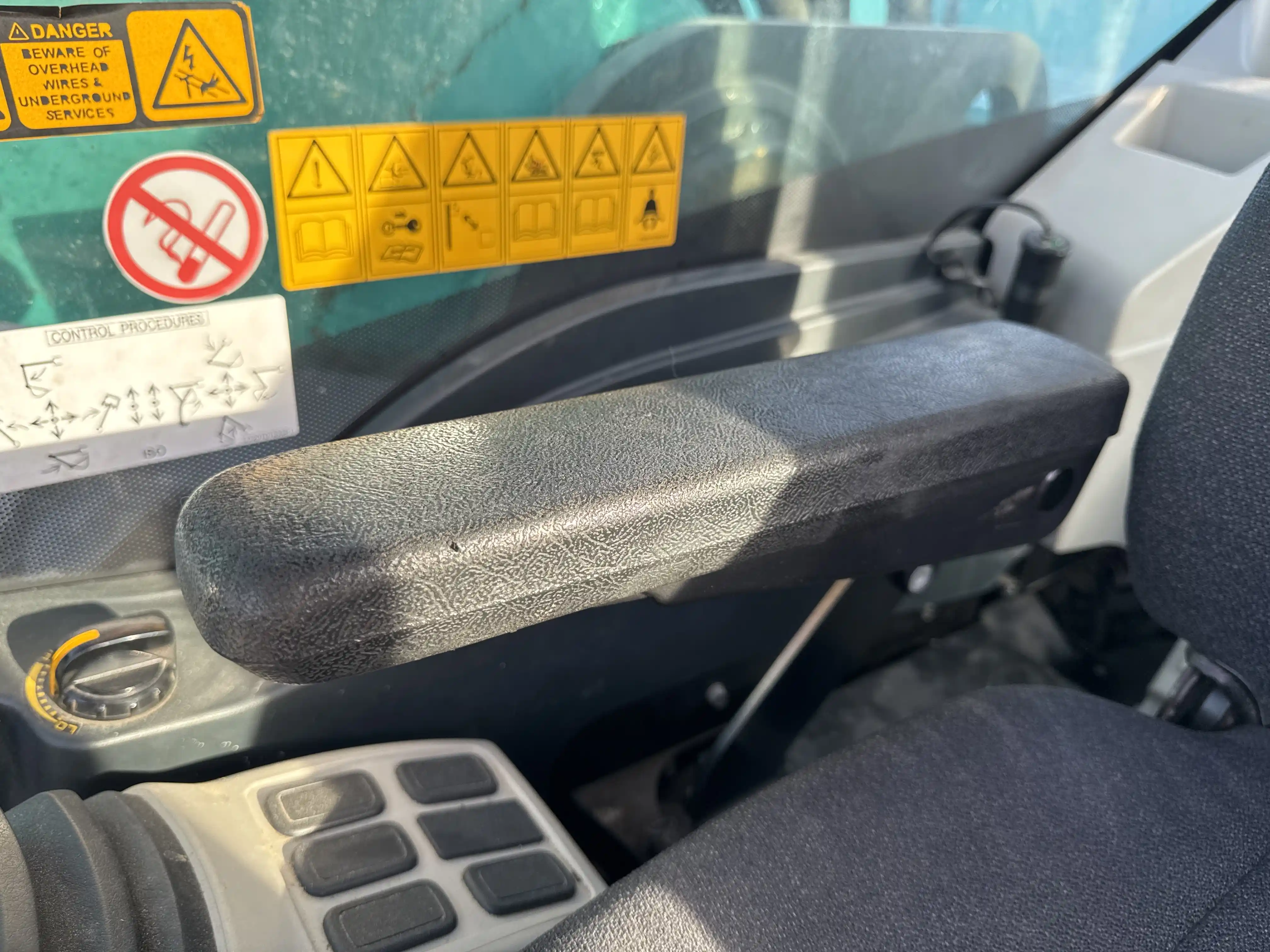MDX-003-Kobelco-SK350LC-10-medium-excavator-inspection-cabin-seats-armrests-1