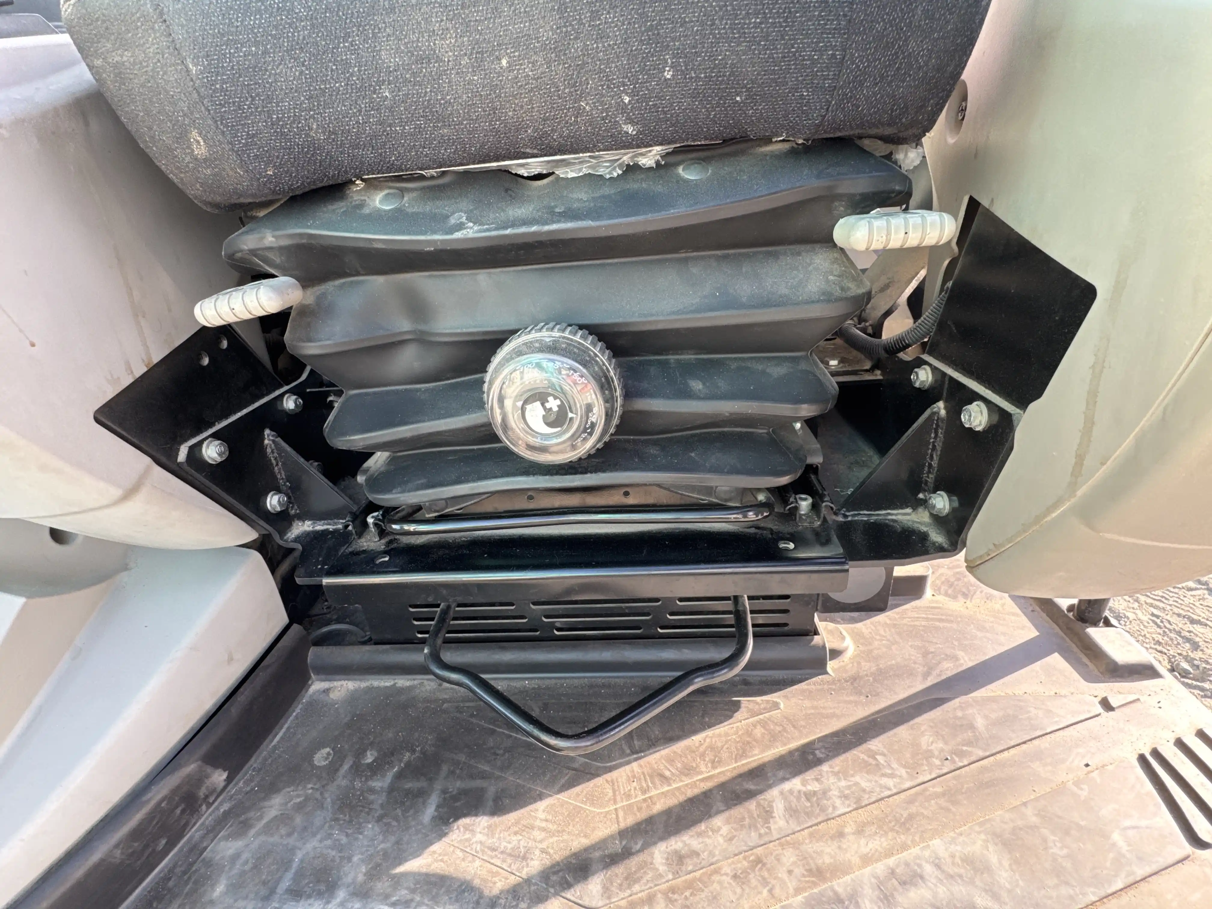 MDX-003-Kobelco-SK350LC-10-medium-excavator-inspection-cabin-seats-armrests-2