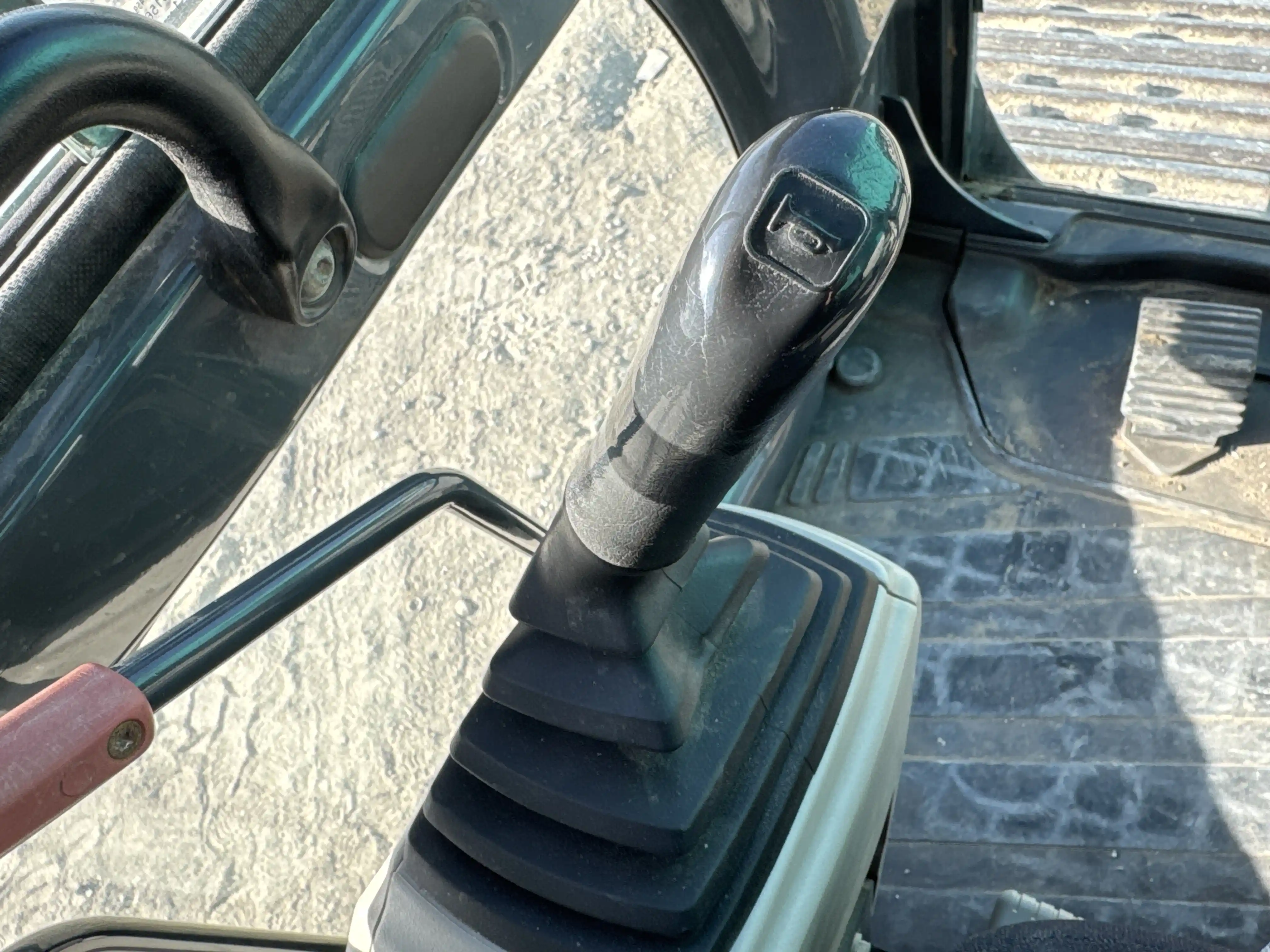 MDX-003-Kobelco-SK350LC-10-medium-excavator-inspection-cabin-joysticks-1