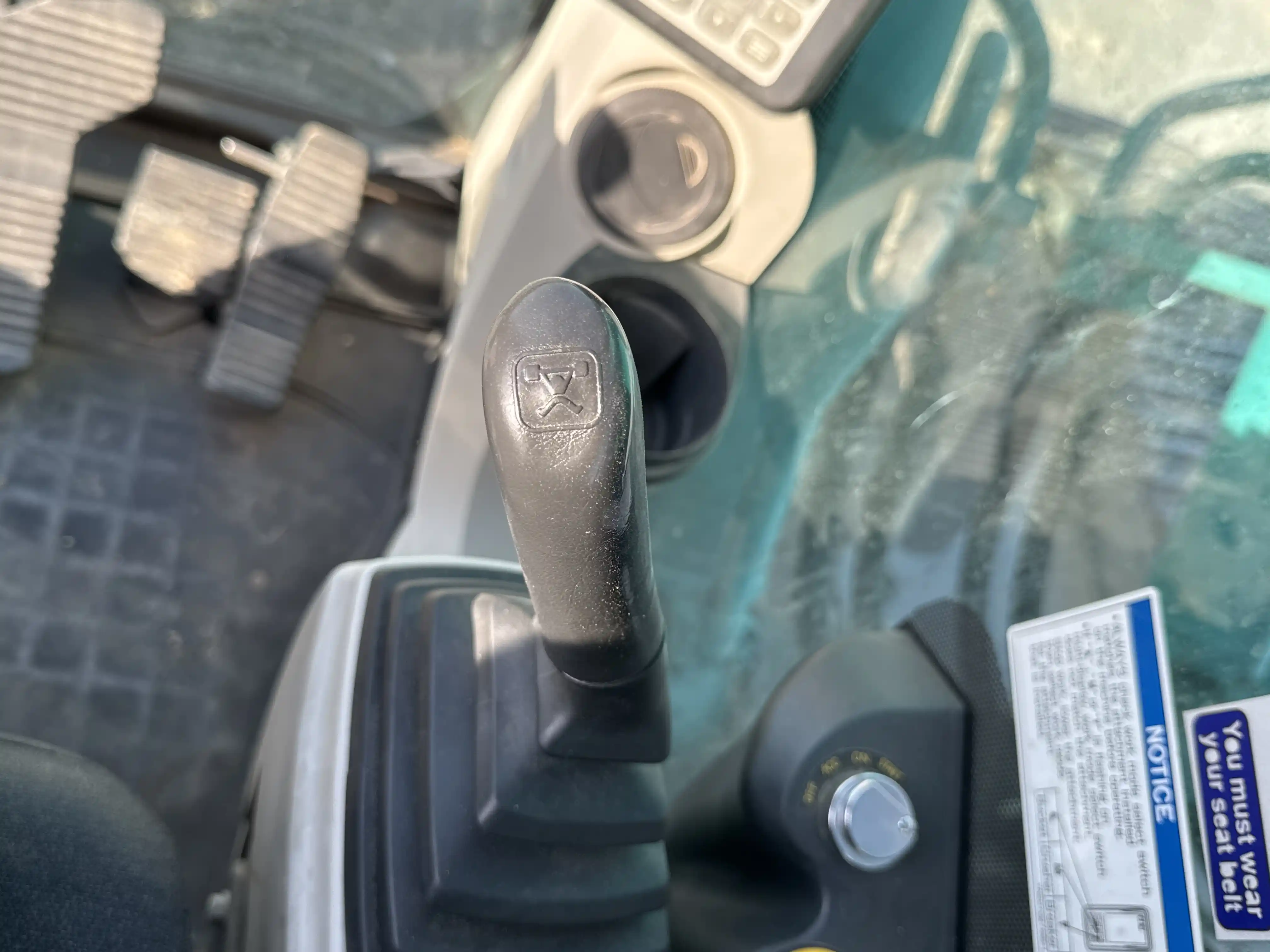MDX-003-Kobelco-SK350LC-10-medium-excavator-inspection-cabin-joysticks-2