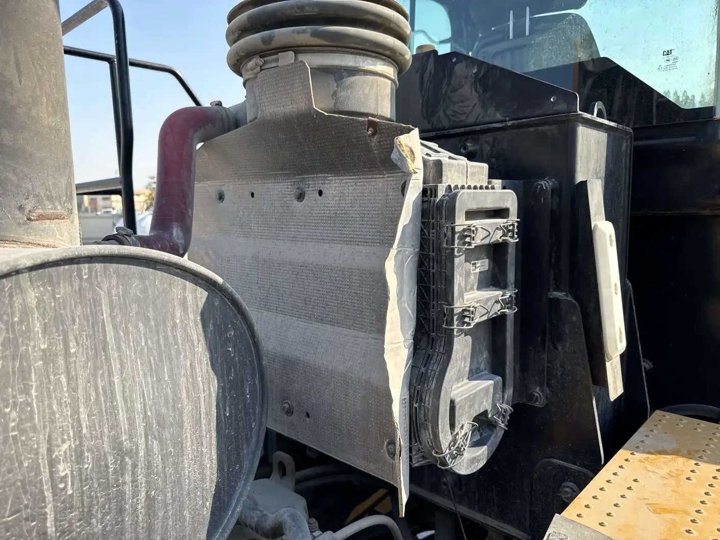 WHL-002-Cat-966L-wheel-loader-inspection-engine-air-intake-system-3