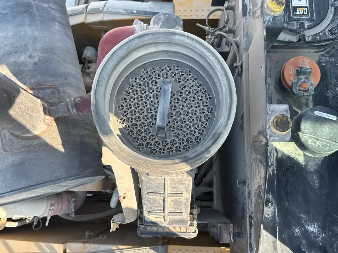 WHL-002-Cat-966L-wheel-loader-inspection-engine-air-intake-system-5
