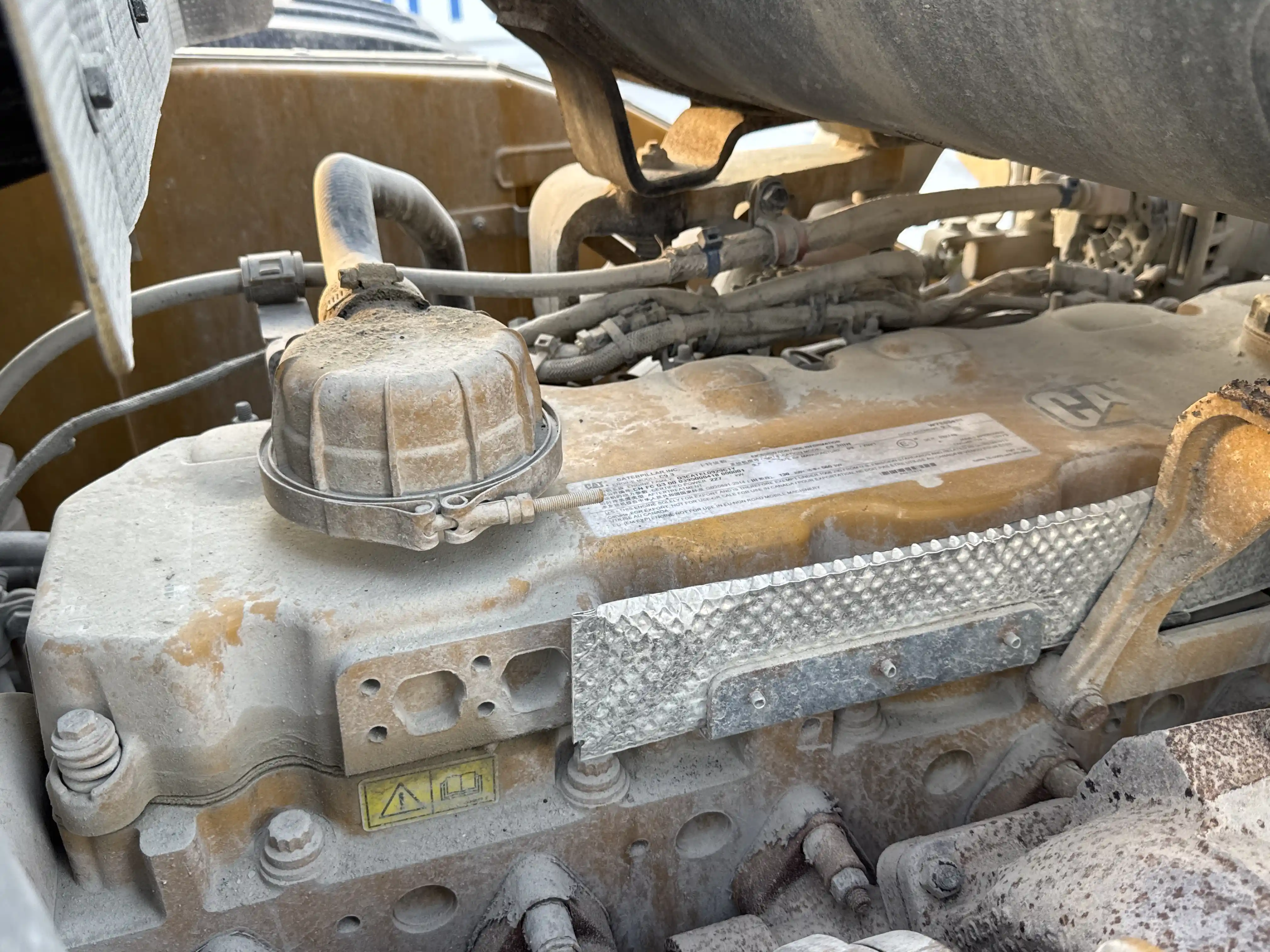 WHL-002-Cat-966L-wheel-loader-inspection-engine-engine-oil-leaks-2