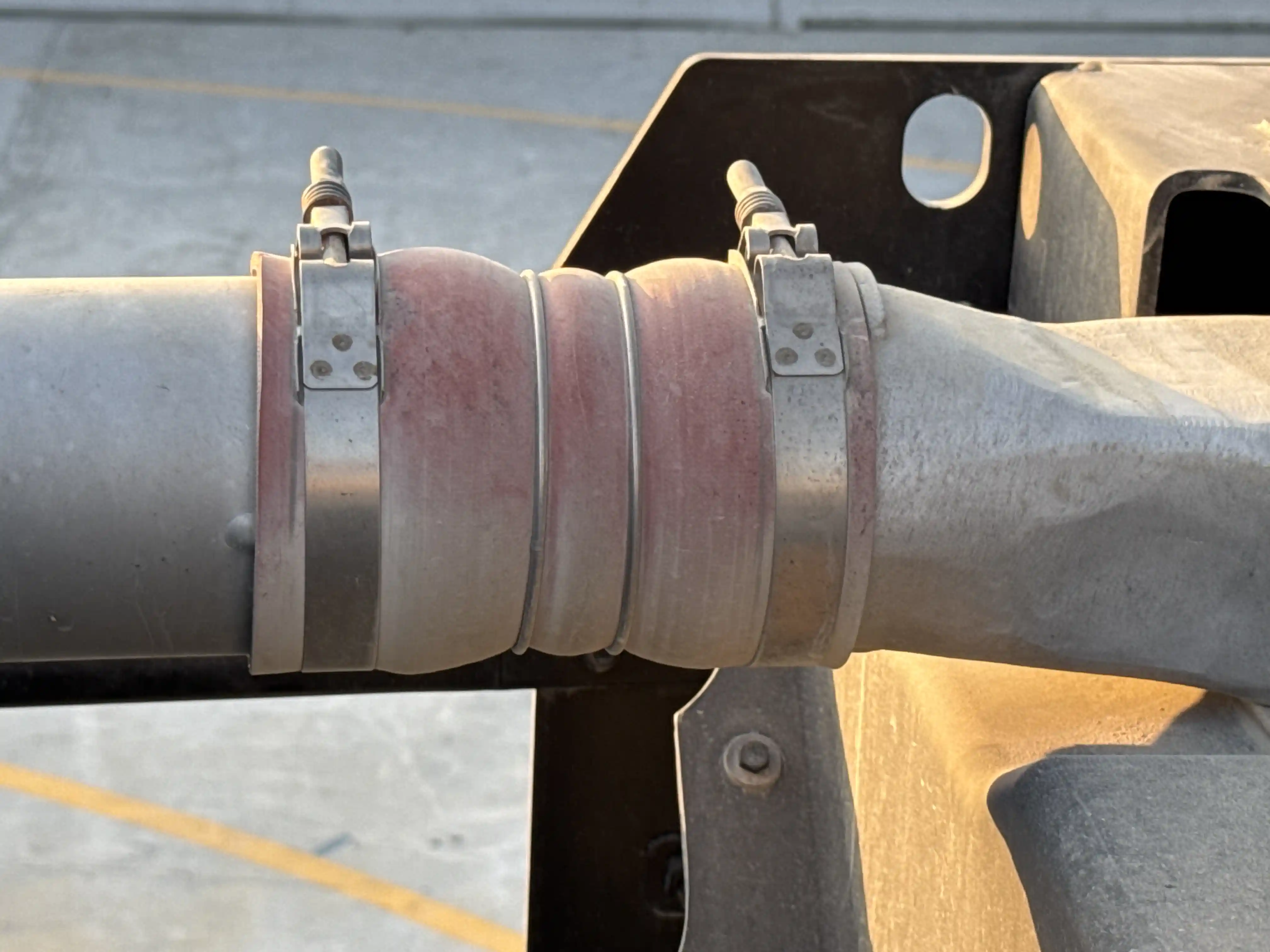 WHL-002-Cat-966L-wheel-loader-inspection-engine-hoses-1