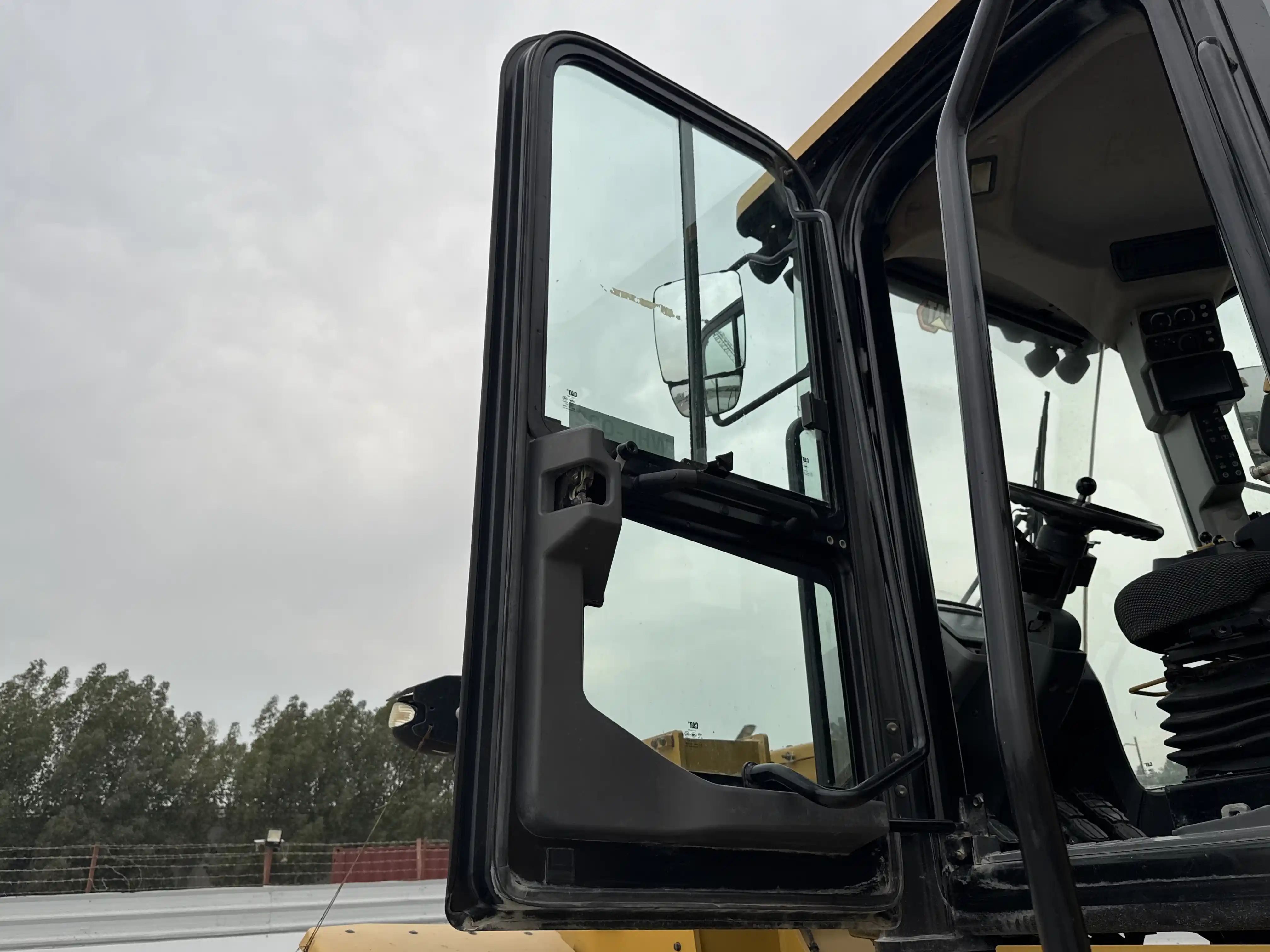 WHL-002-Cat-966L-wheel-loader-inspection-structure-doors-2