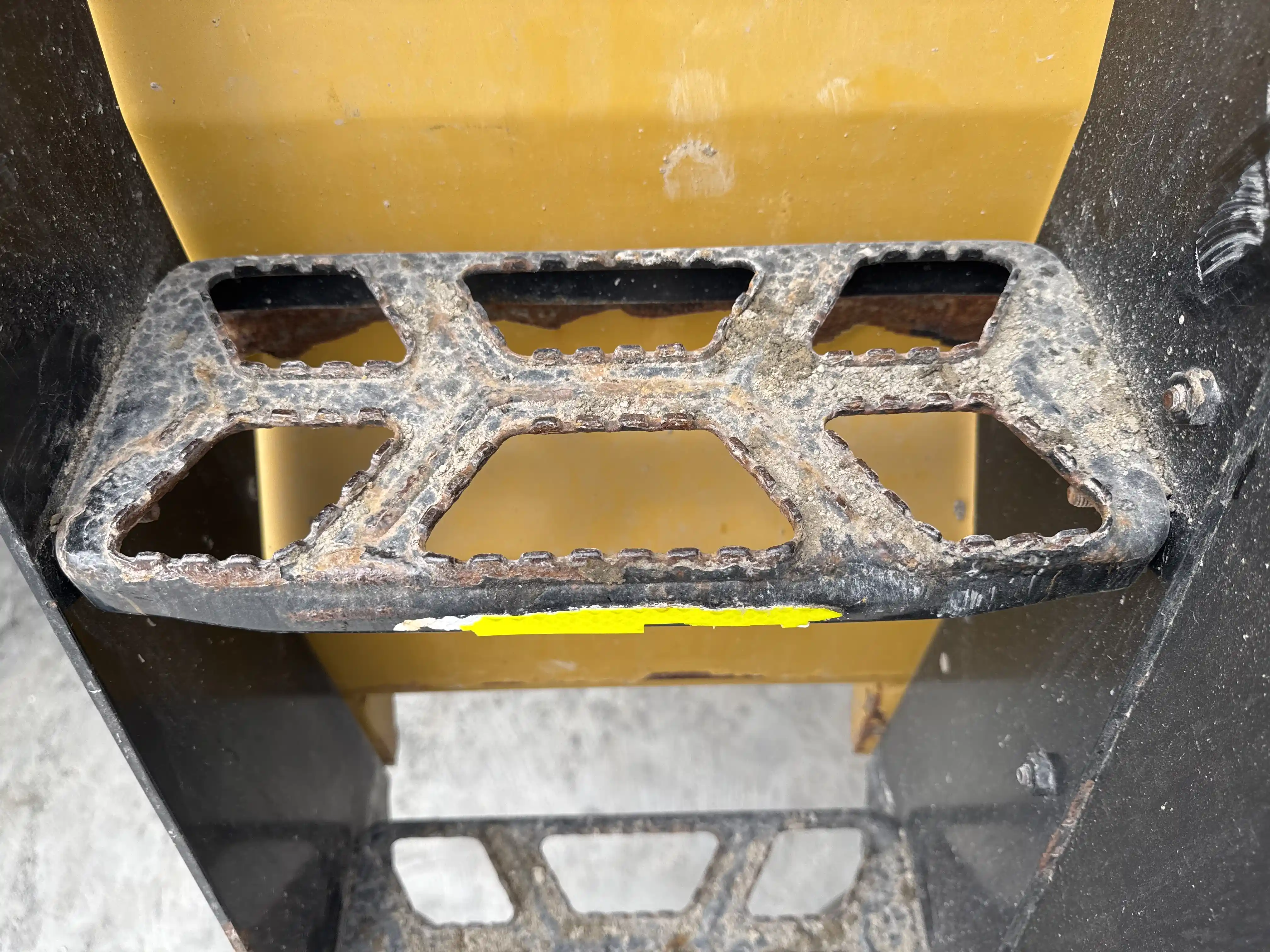 WHL-002-Cat-966L-wheel-loader-inspection-structure-steps-ladders-1
