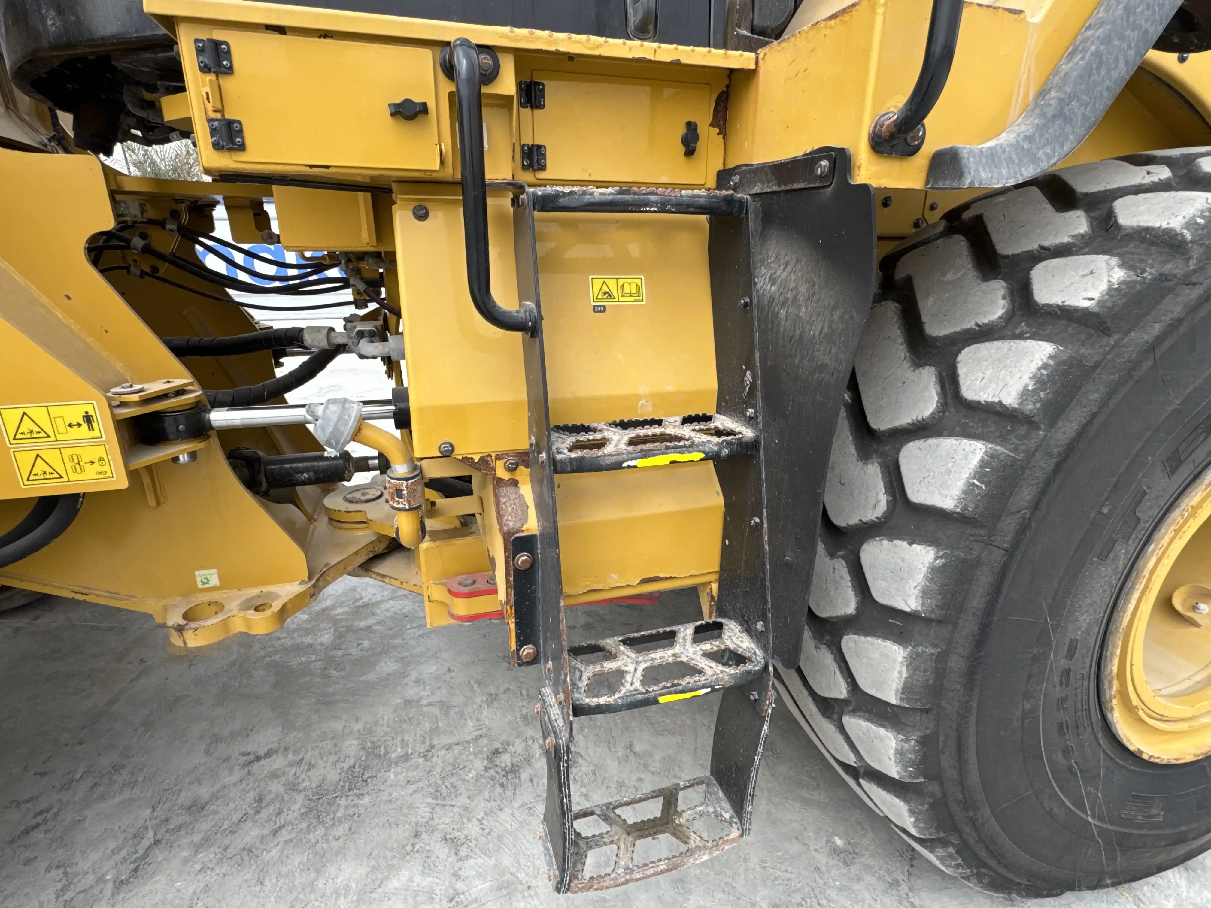 WHL-002-Cat-966L-wheel-loader-inspection-structure-steps-ladders-3