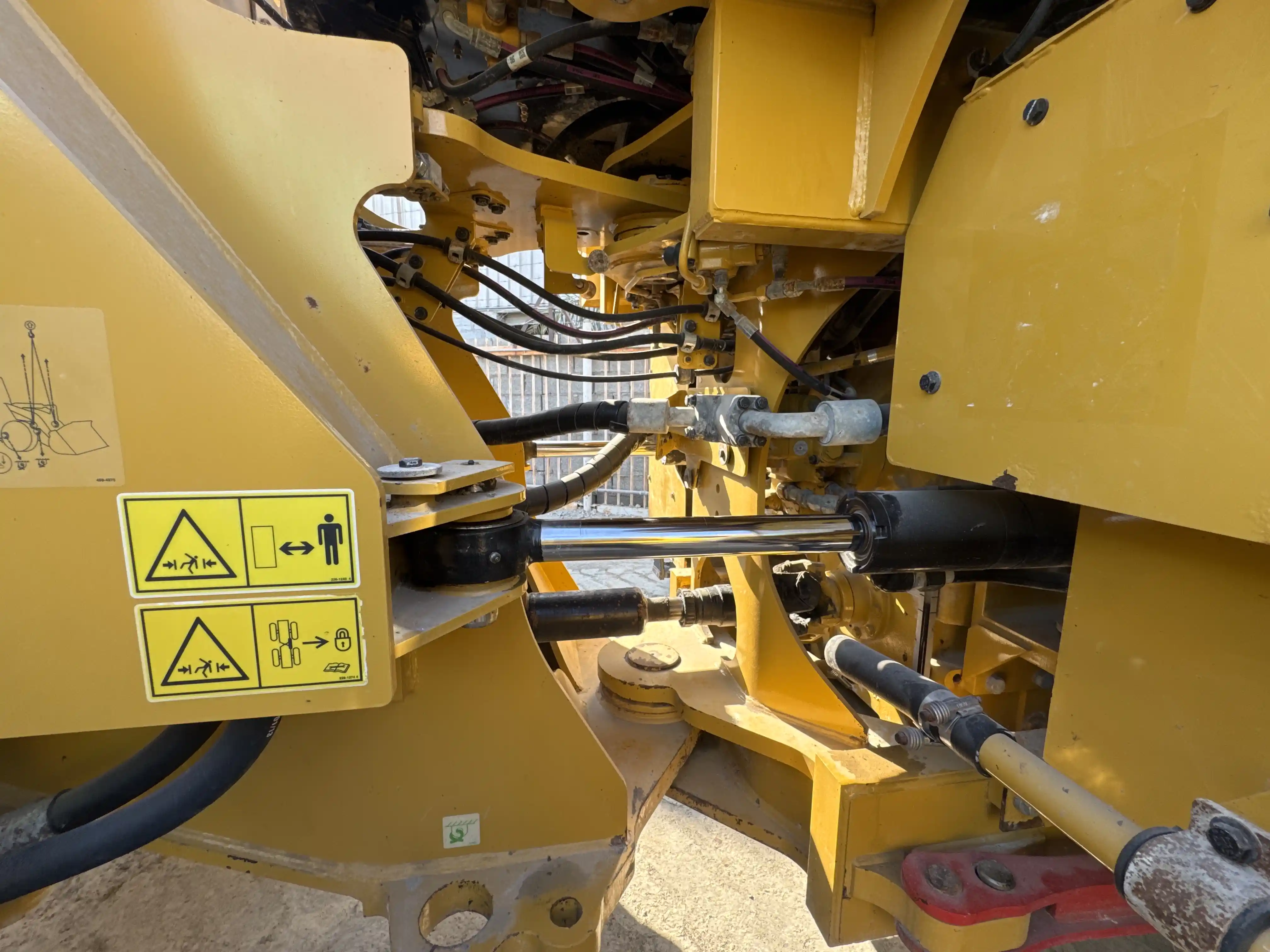 WHL-002-Cat-966L-wheel-loader-inspection-structure-articulated-joint-4