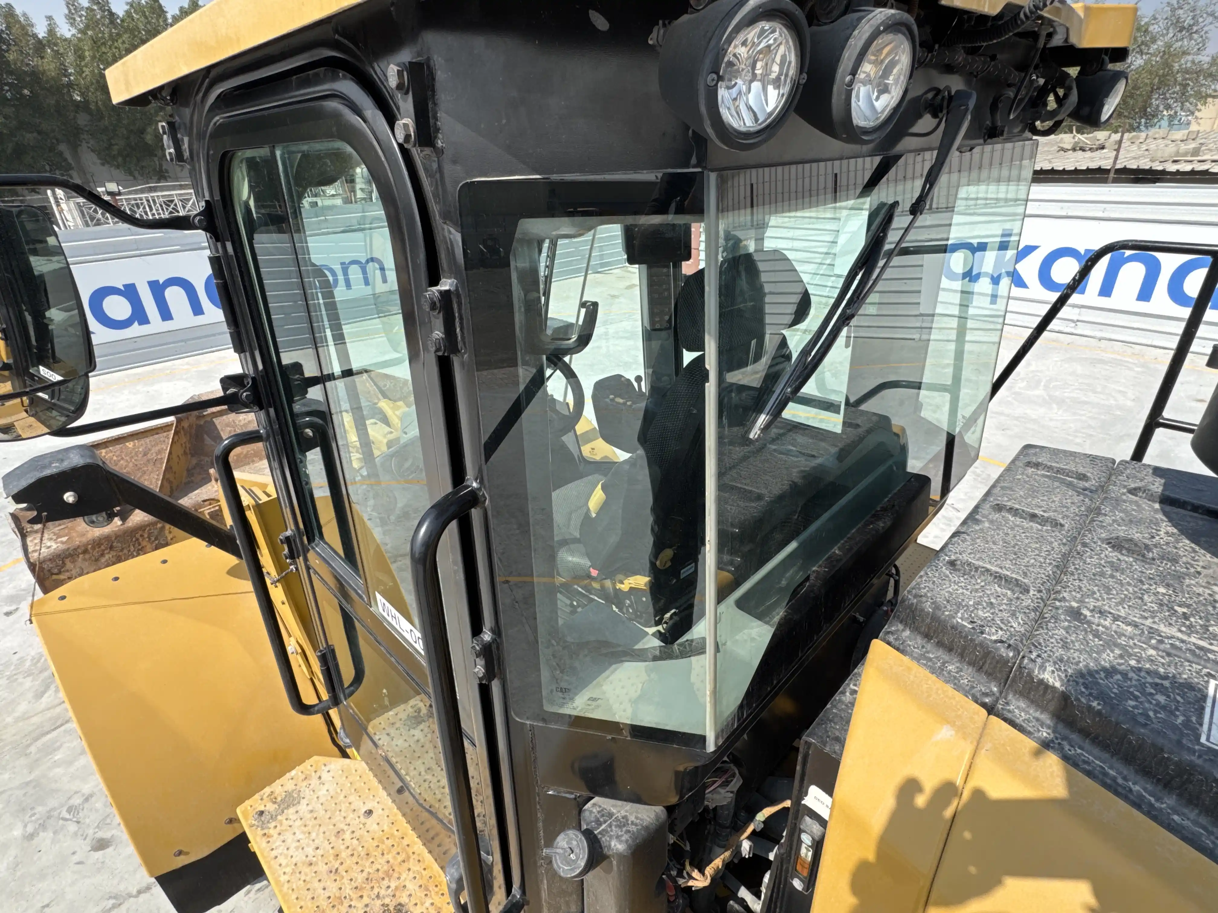 WHL-002-Cat-966L-wheel-loader-inspection-safety-glass-5