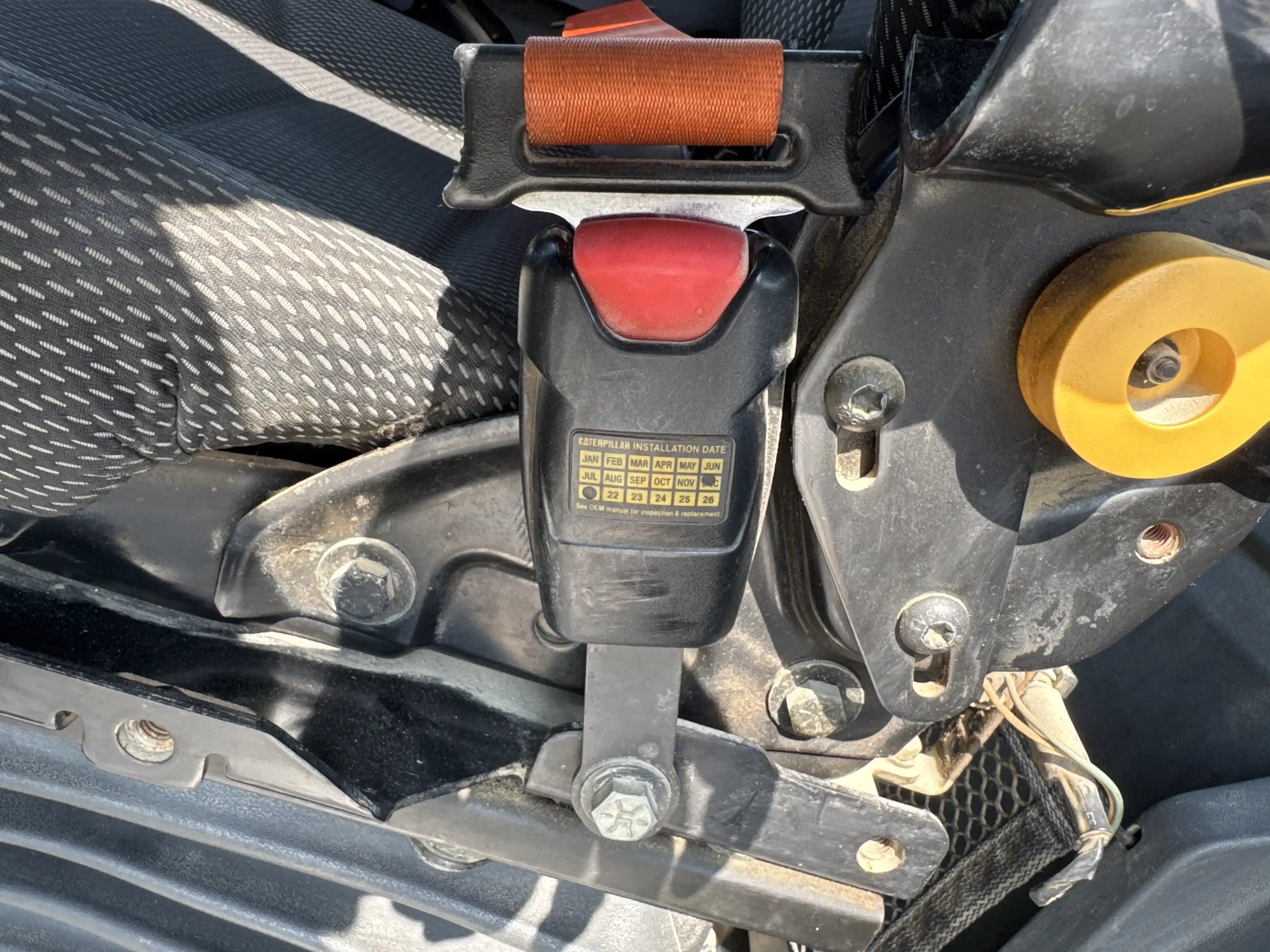 WHL-002-Cat-966L-wheel-loader-inspection-safety-seat-belt-2