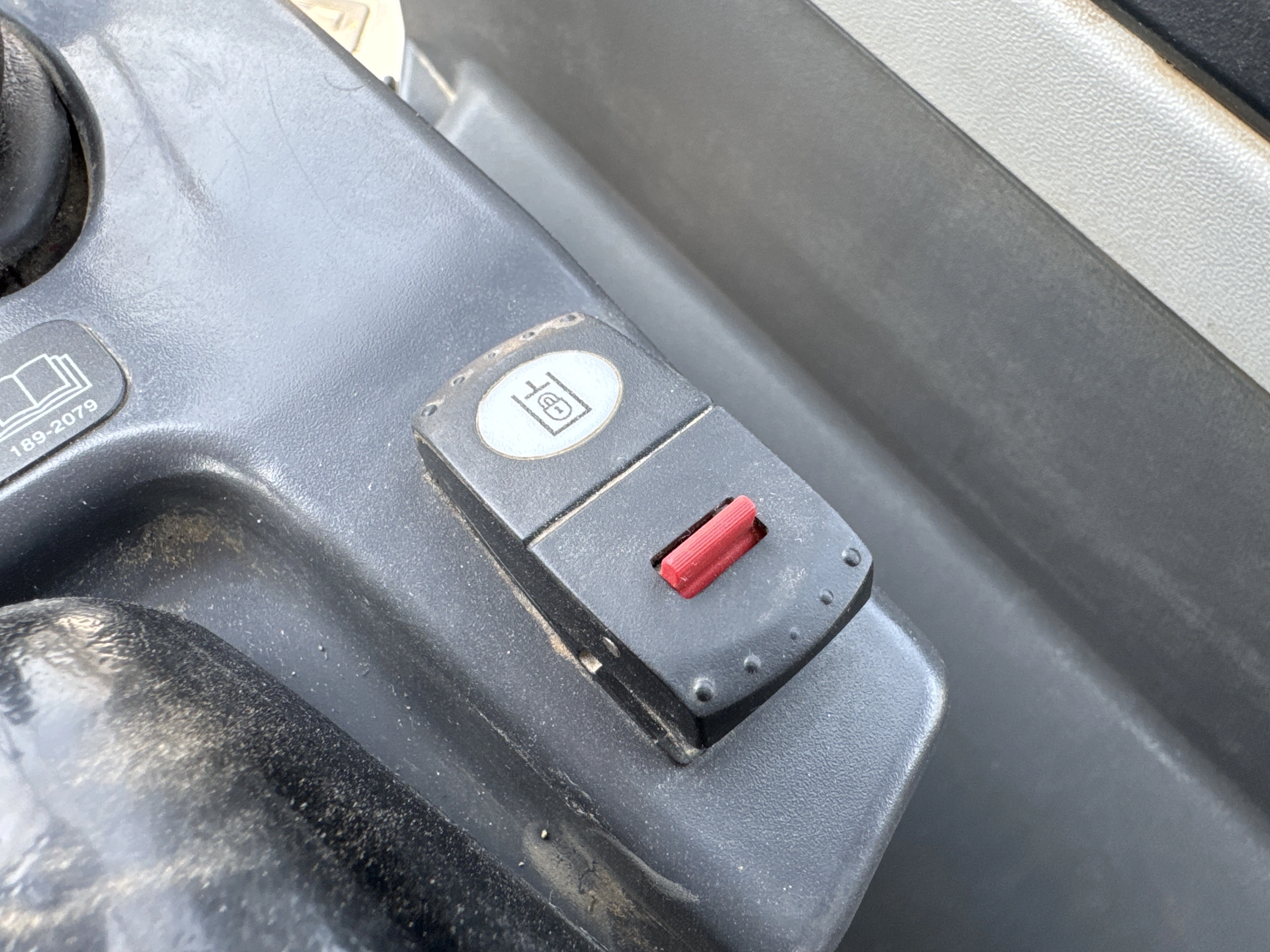 WHL-002-Cat-966L-wheel-loader-inspection-safety-hydraulic-safety-lock-2