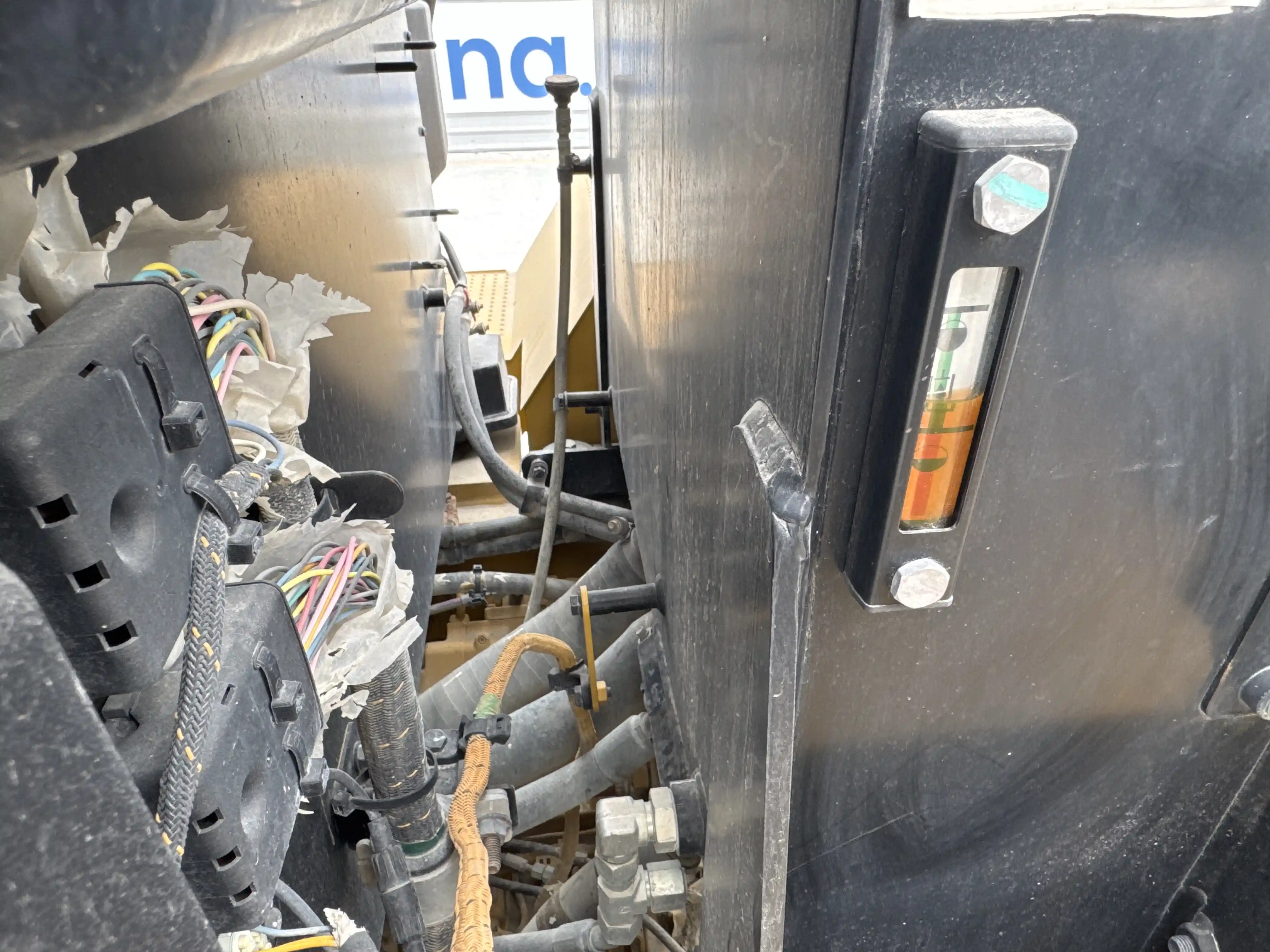 WHL-002-Cat-966L-wheel-loader-inspection-hydraulics-hydraulic-tank-2