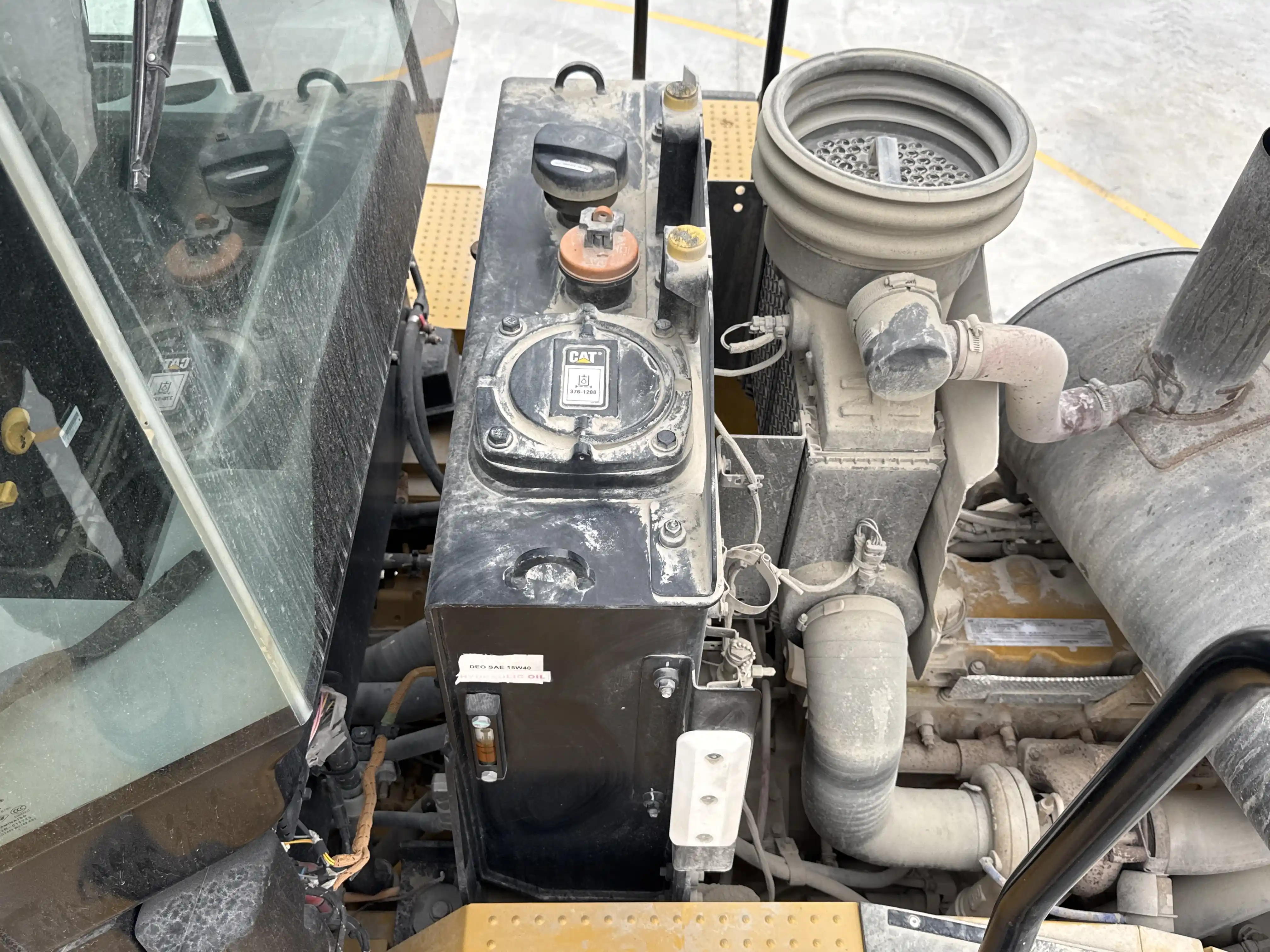 WHL-002-Cat-966L-wheel-loader-inspection-hydraulics-hydraulic-tank-3