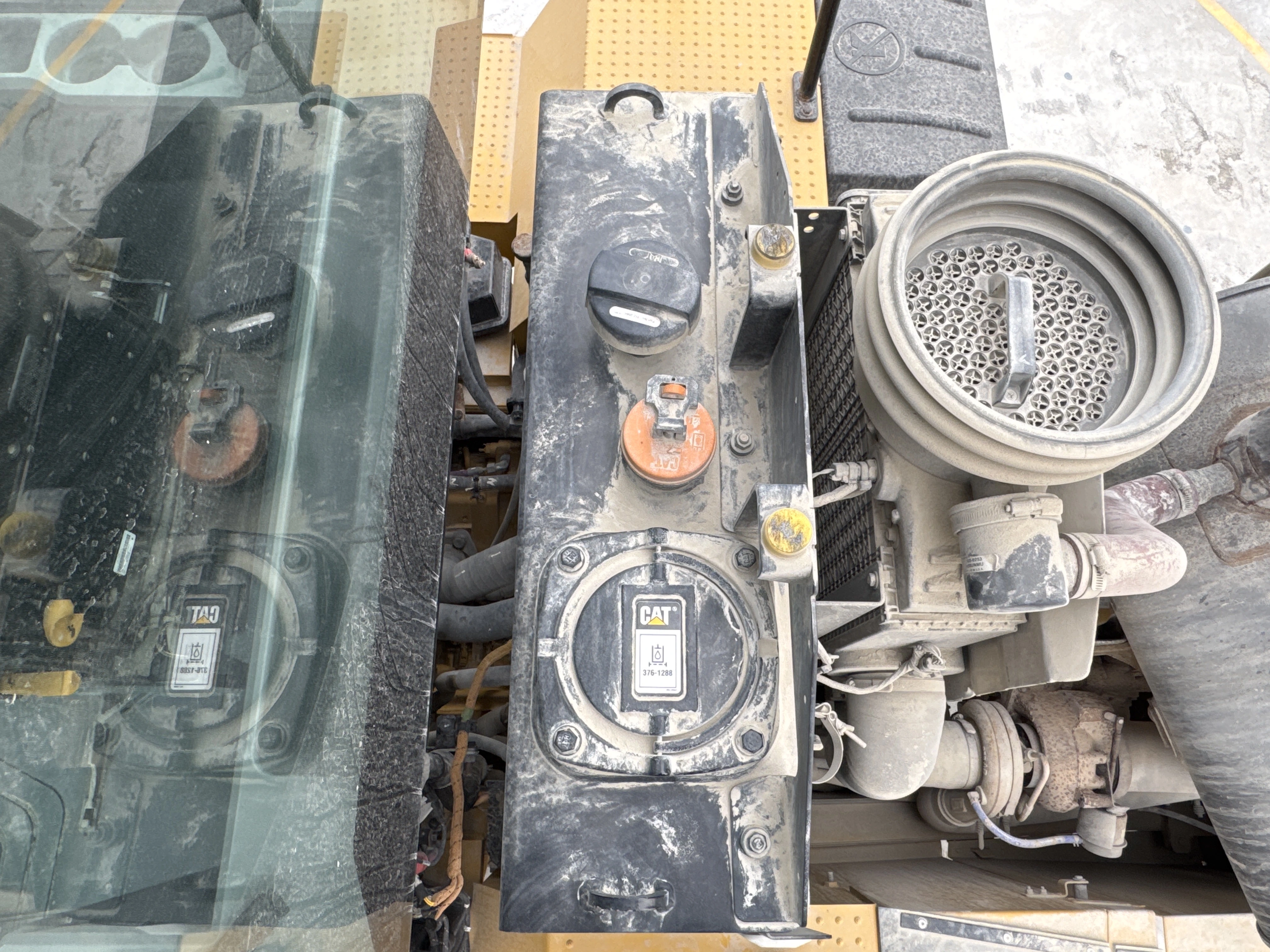 WHL-002-Cat-966L-wheel-loader-inspection-hydraulics-hydraulic-tank-4