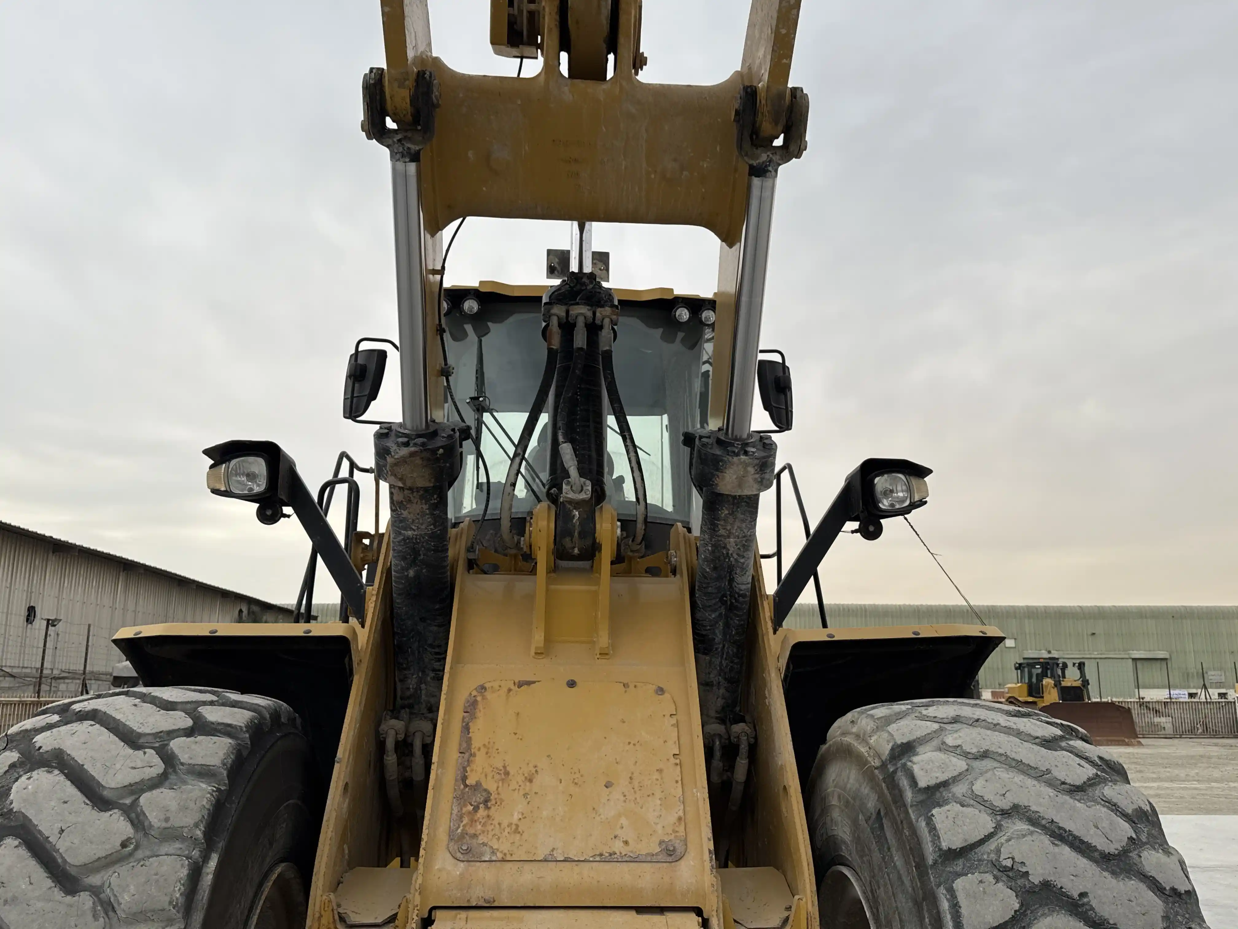 WHL-002-Cat-966L-wheel-loader-inspection-hydraulics-boom-lift-cylinder-1