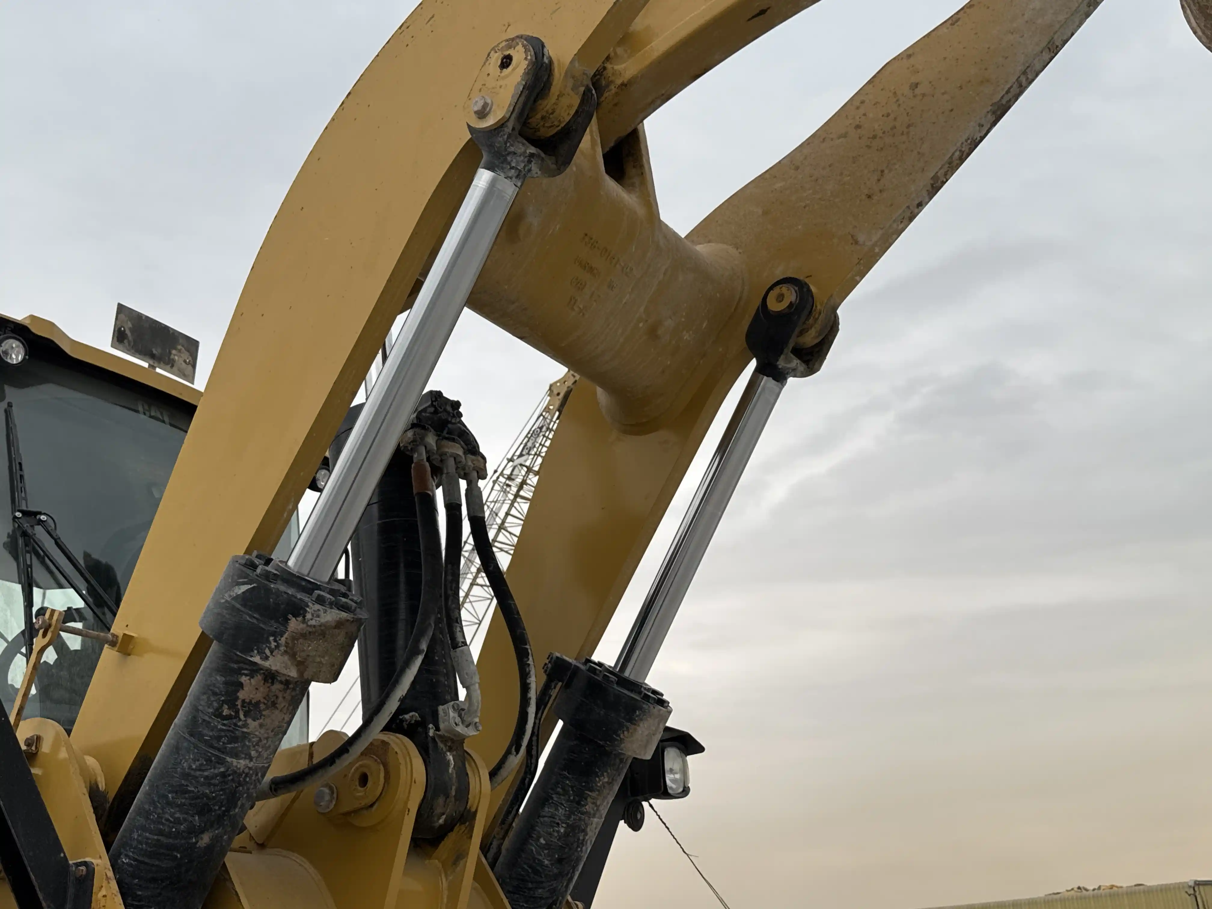 WHL-002-Cat-966L-wheel-loader-inspection-hydraulics-boom-lift-cylinder-2