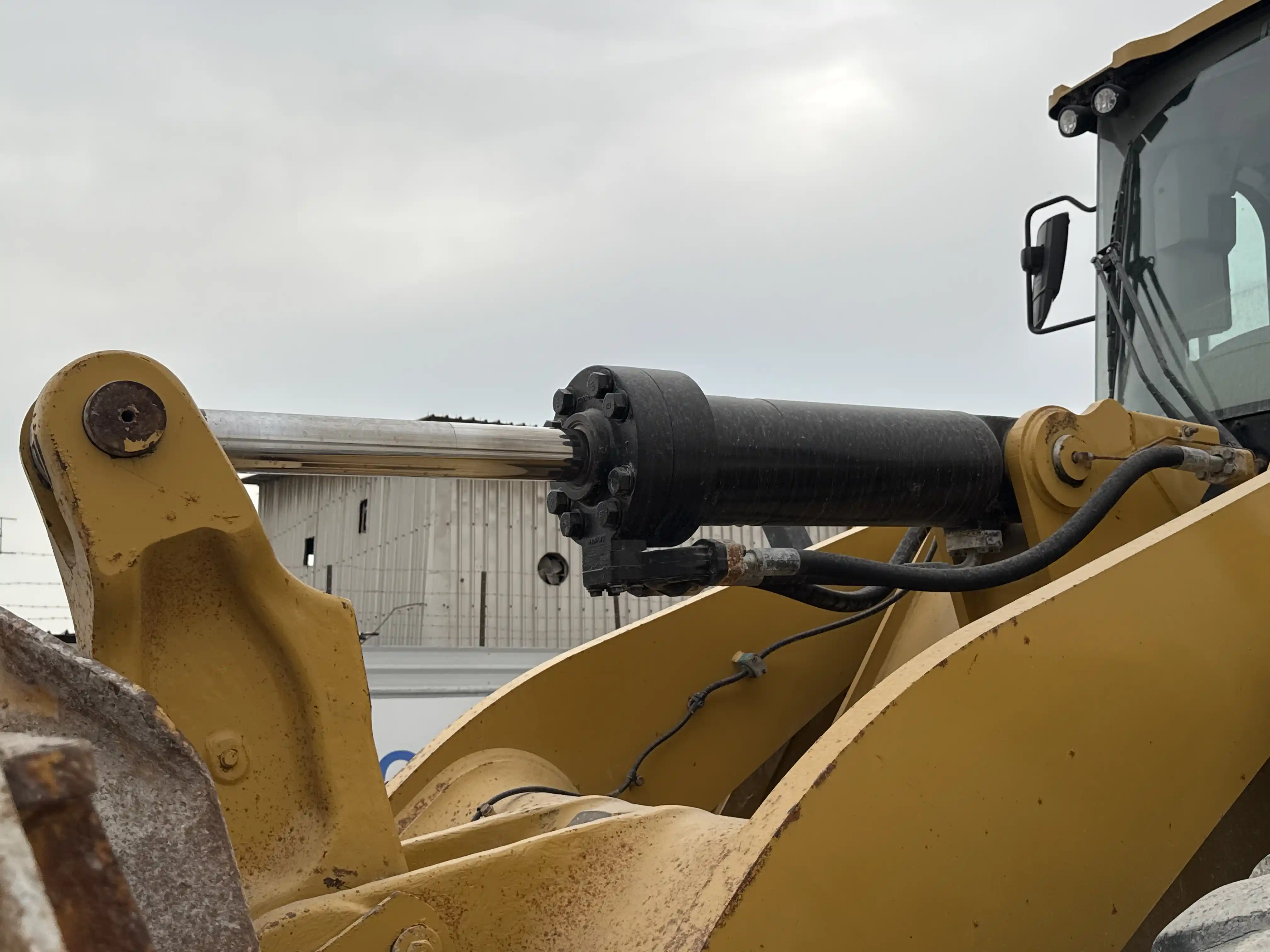WHL-002-Cat-966L-wheel-loader-inspection-hydraulics-bucket-tilt-cylinders-2