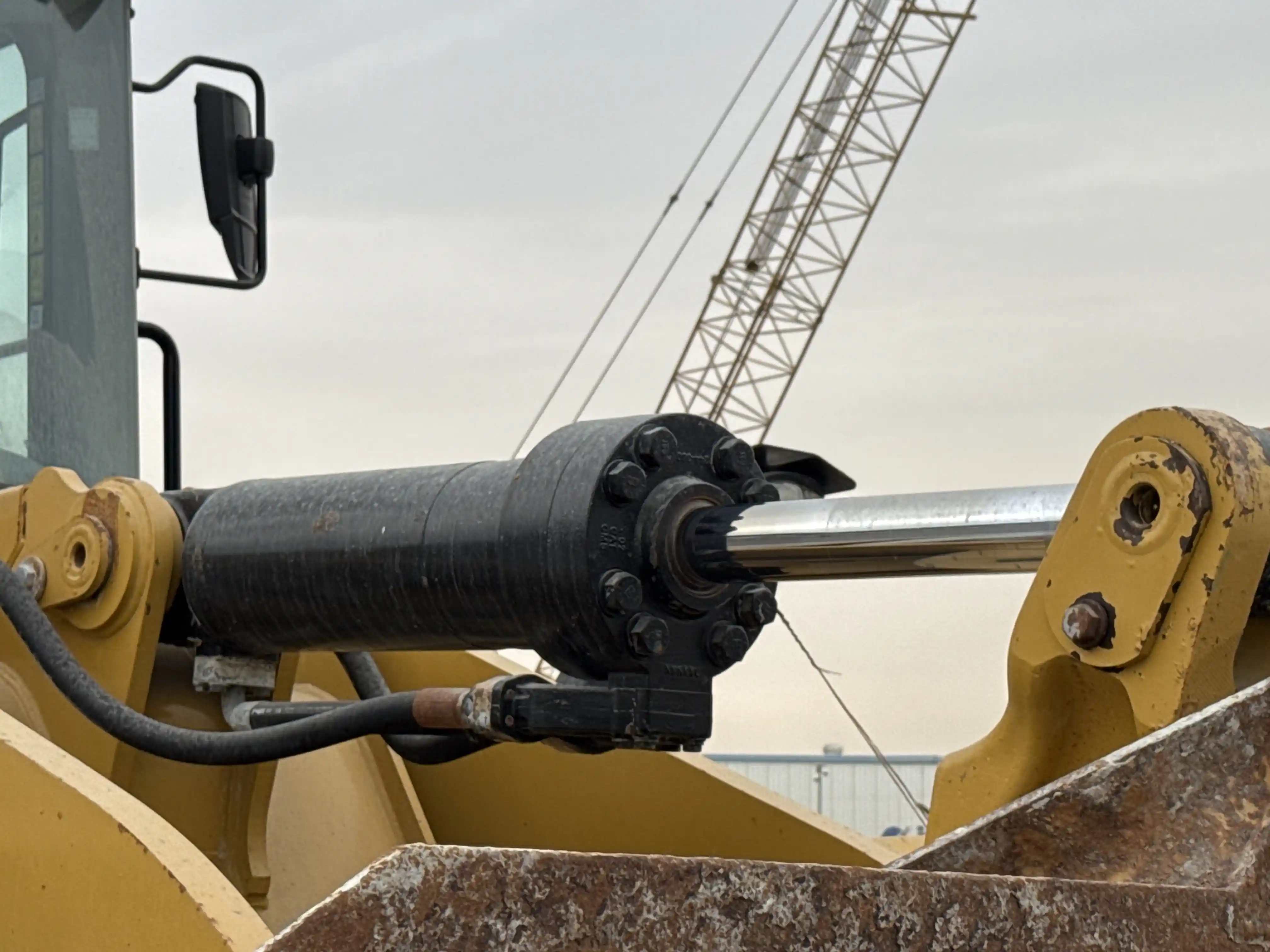 WHL-002-Cat-966L-wheel-loader-inspection-hydraulics-bucket-tilt-cylinders-3