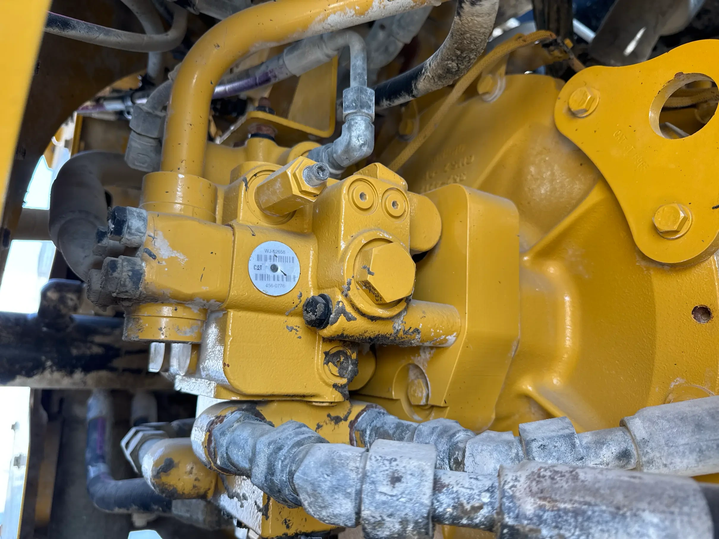 WHL-002-Cat-966L-wheel-loader-inspection-hydraulics-hydraulic-pump-1