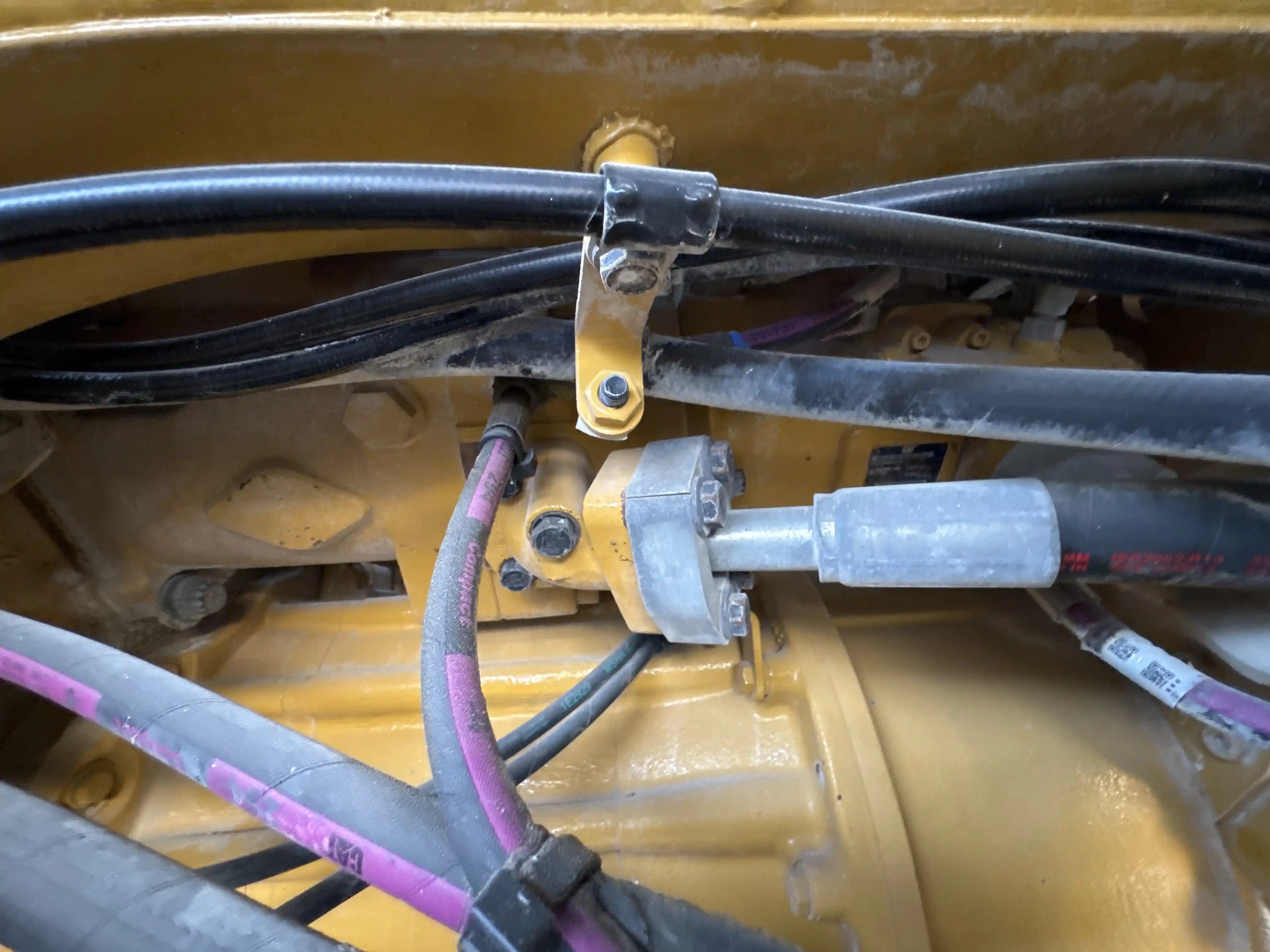 WHL-002-Cat-966L-wheel-loader-inspection-hydraulics-hydraulic-pump-2