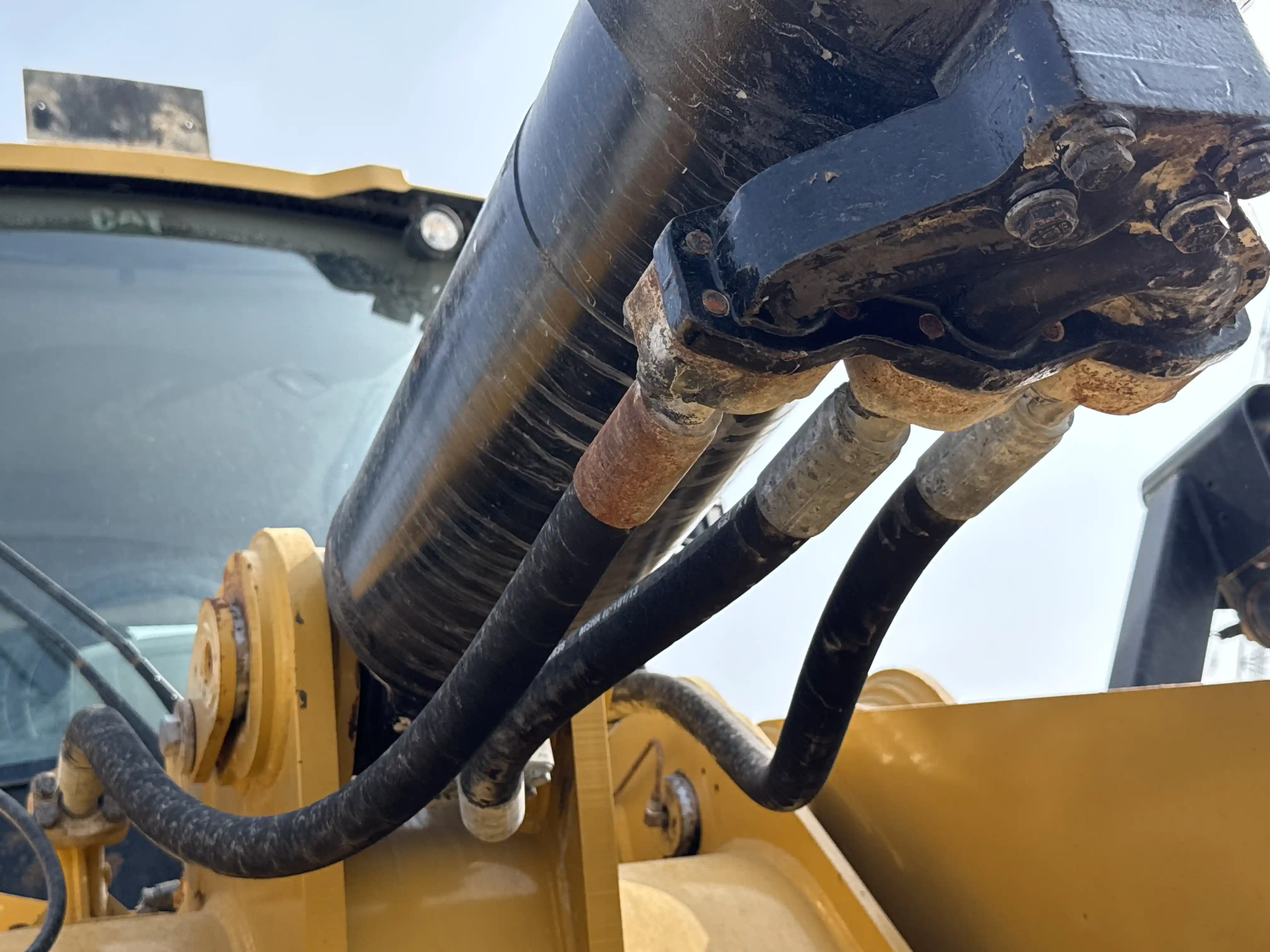 WHL-002-Cat-966L-wheel-loader-inspection-hydraulics-hydraulic-hoses-and-lines-3