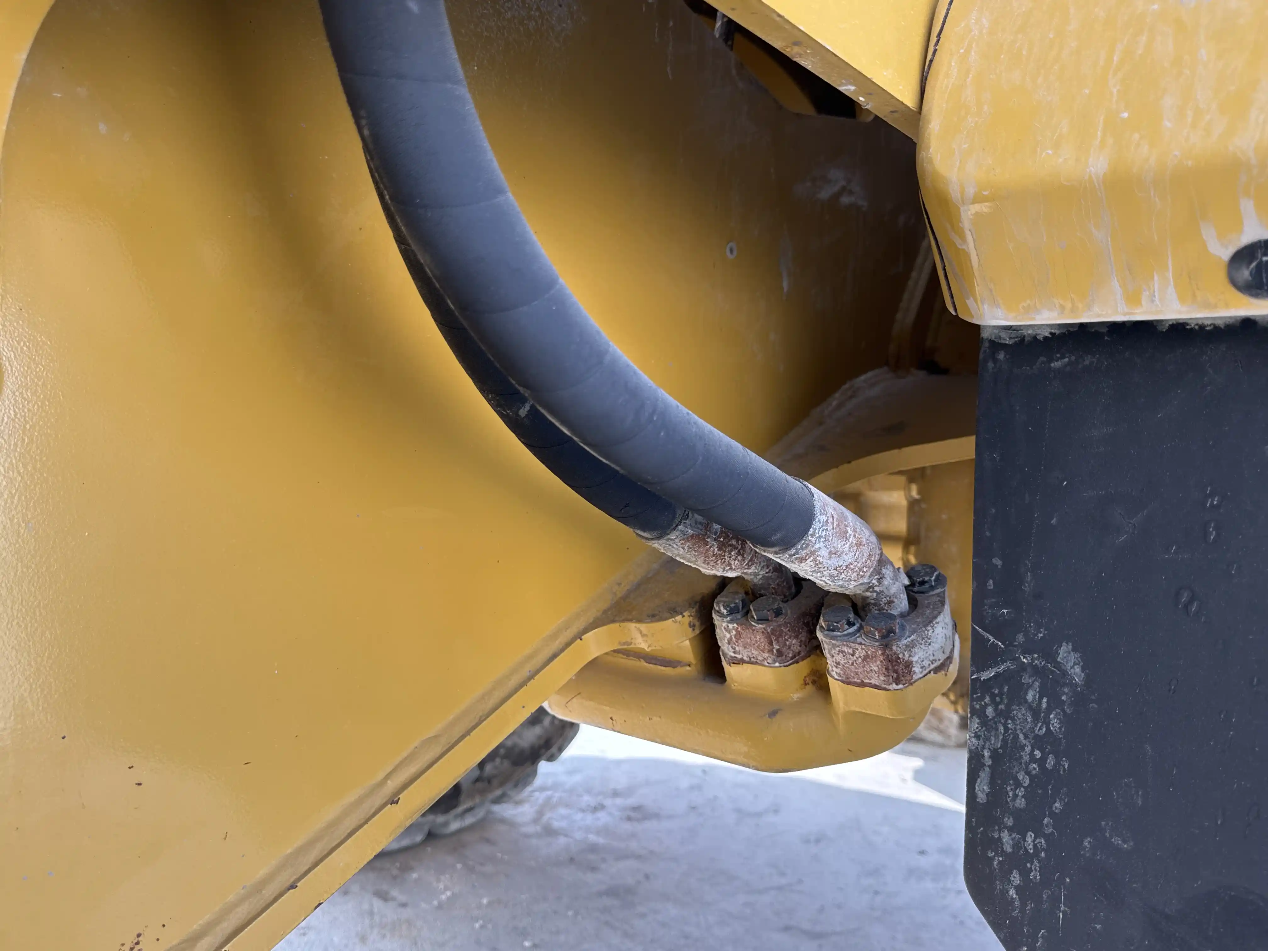 WHL-002-Cat-966L-wheel-loader-inspection-hydraulics-hydraulic-hoses-and-lines-5