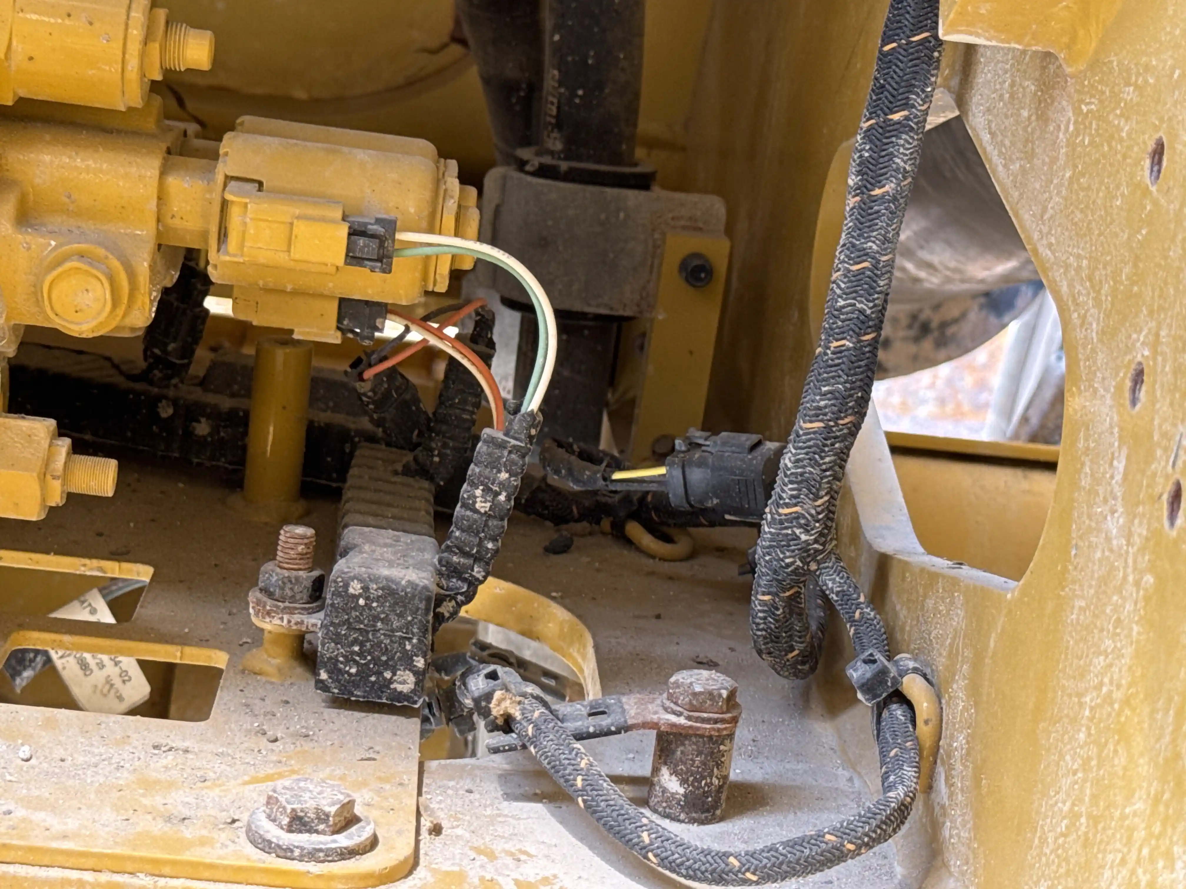 WHL-002-Cat-966L-wheel-loader-inspection-hydraulics-wiring-harness-1