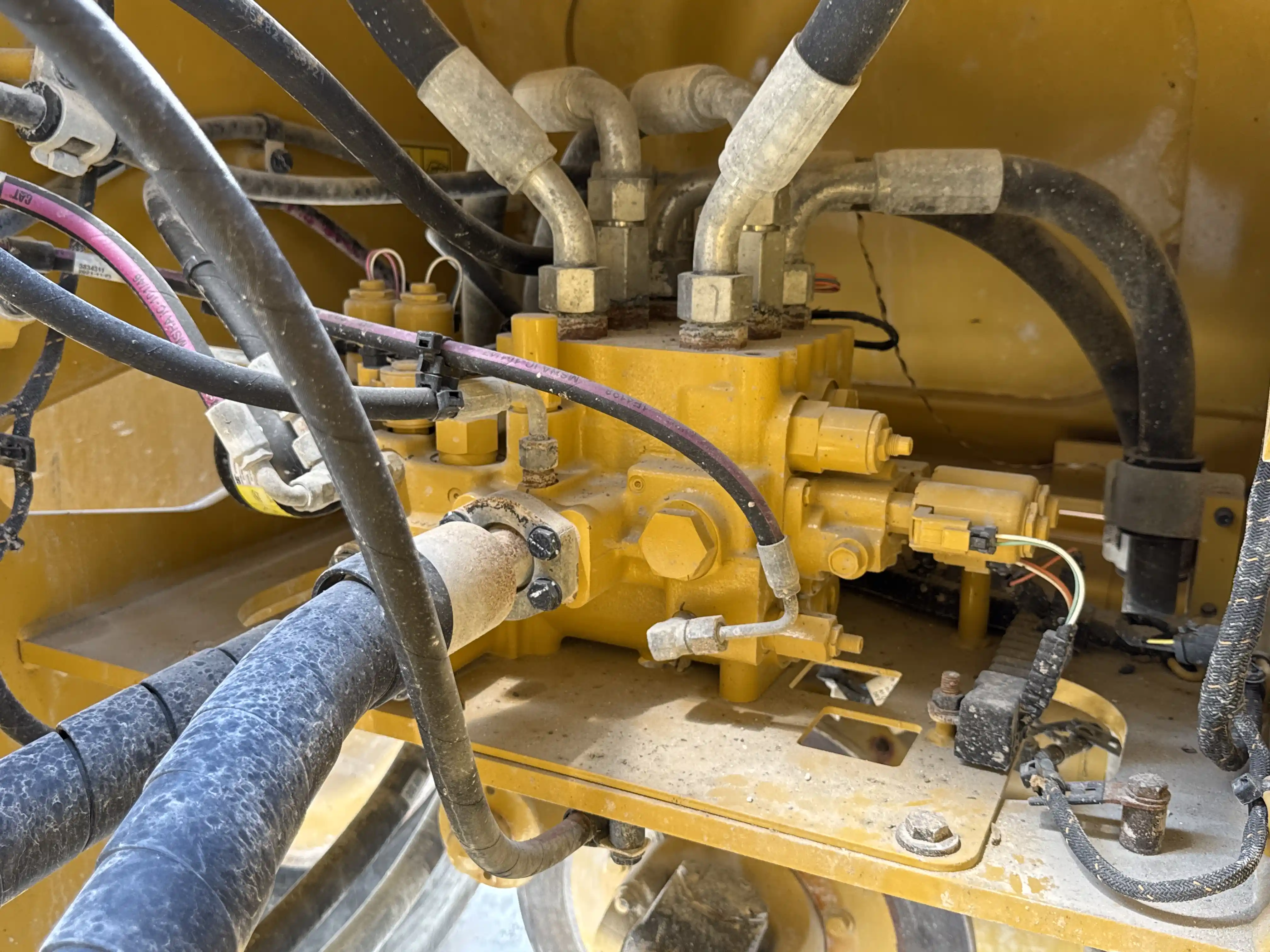 WHL-002-Cat-966L-wheel-loader-inspection-hydraulics-main-control-valve-MCV