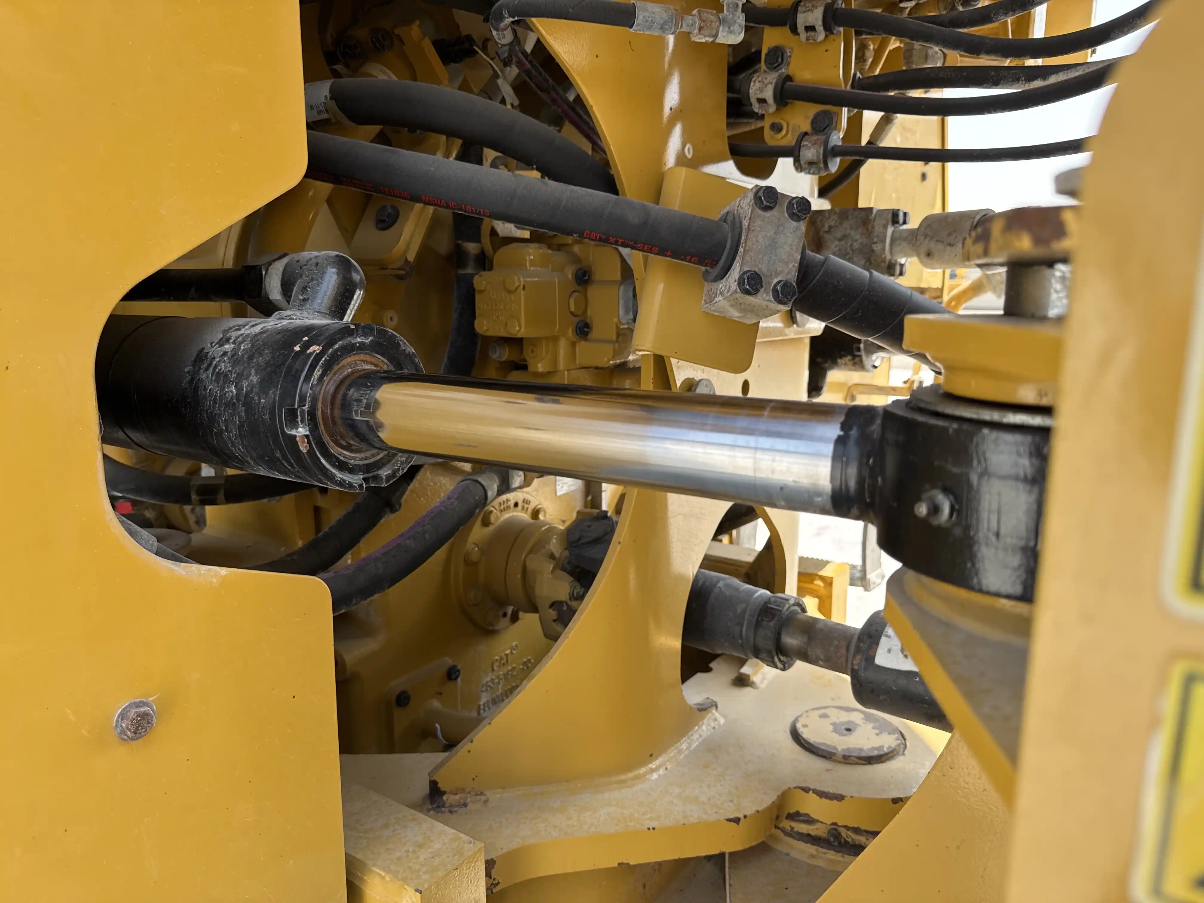 WHL-002-Cat-966L-wheel-loader-inspection-hydraulics-steering-cylinders-1