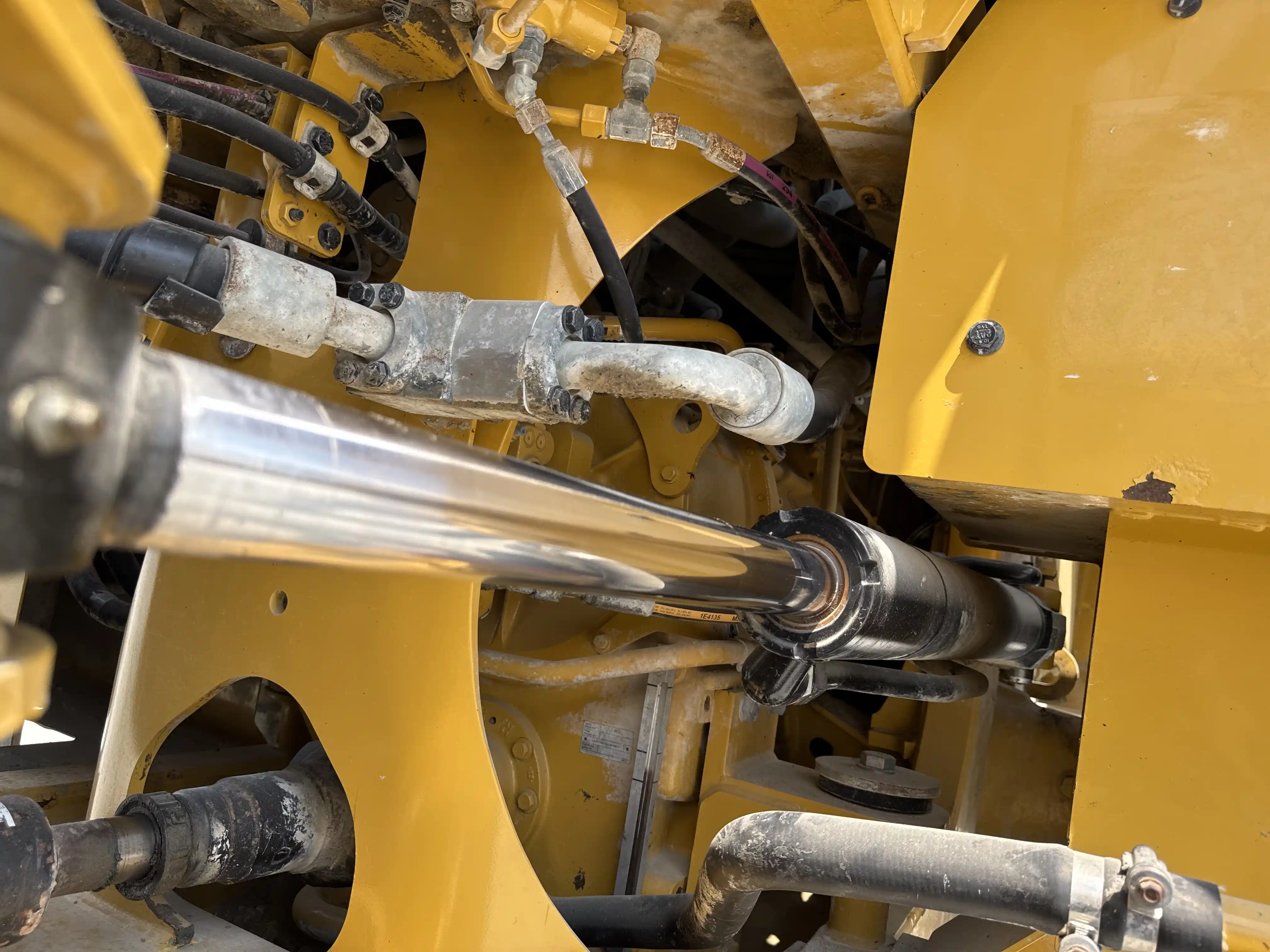 WHL-002-Cat-966L-wheel-loader-inspection-hydraulics-steering-cylinders-2