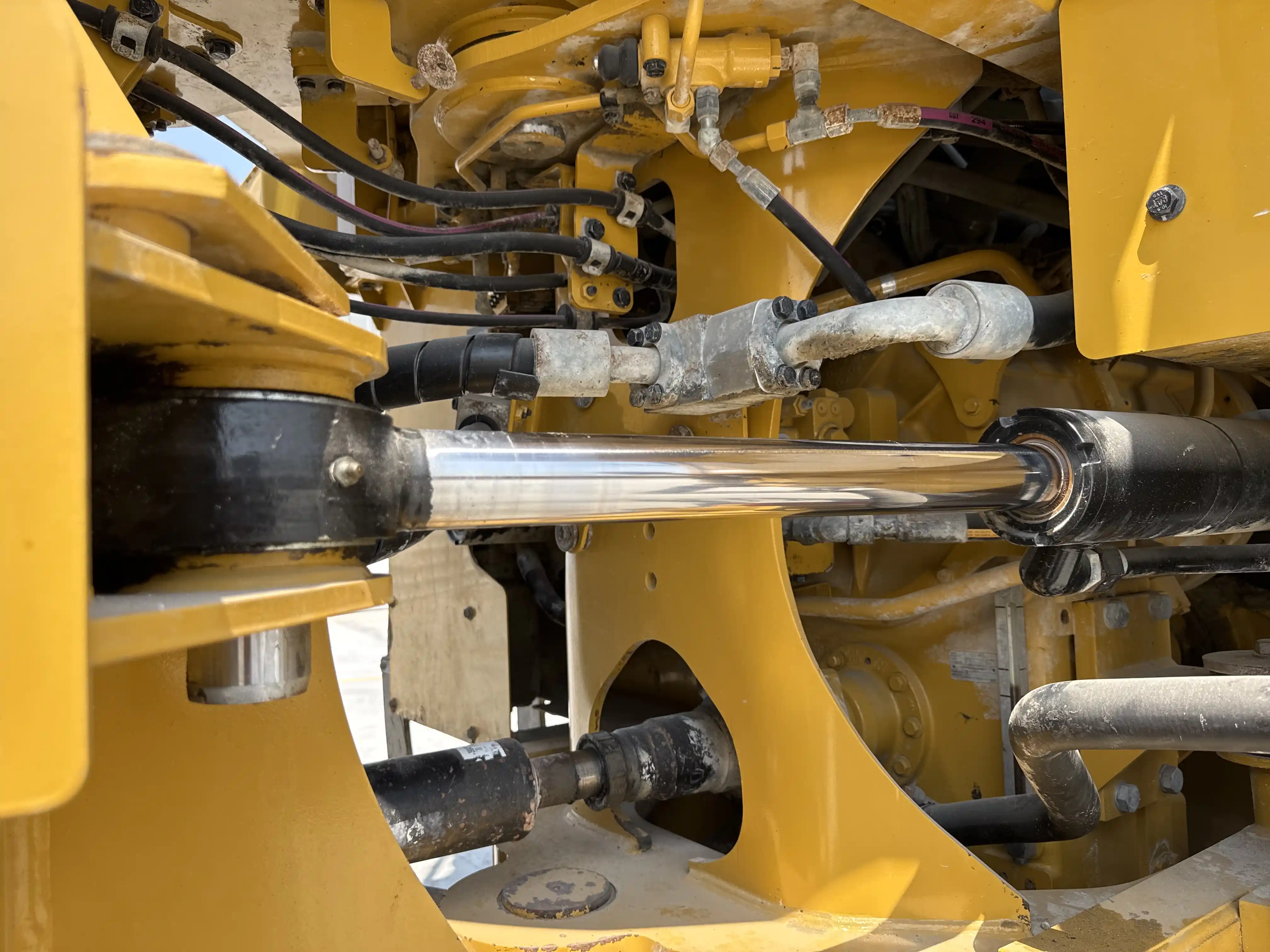 WHL-002-Cat-966L-wheel-loader-inspection-hydraulics-steering-cylinders-3