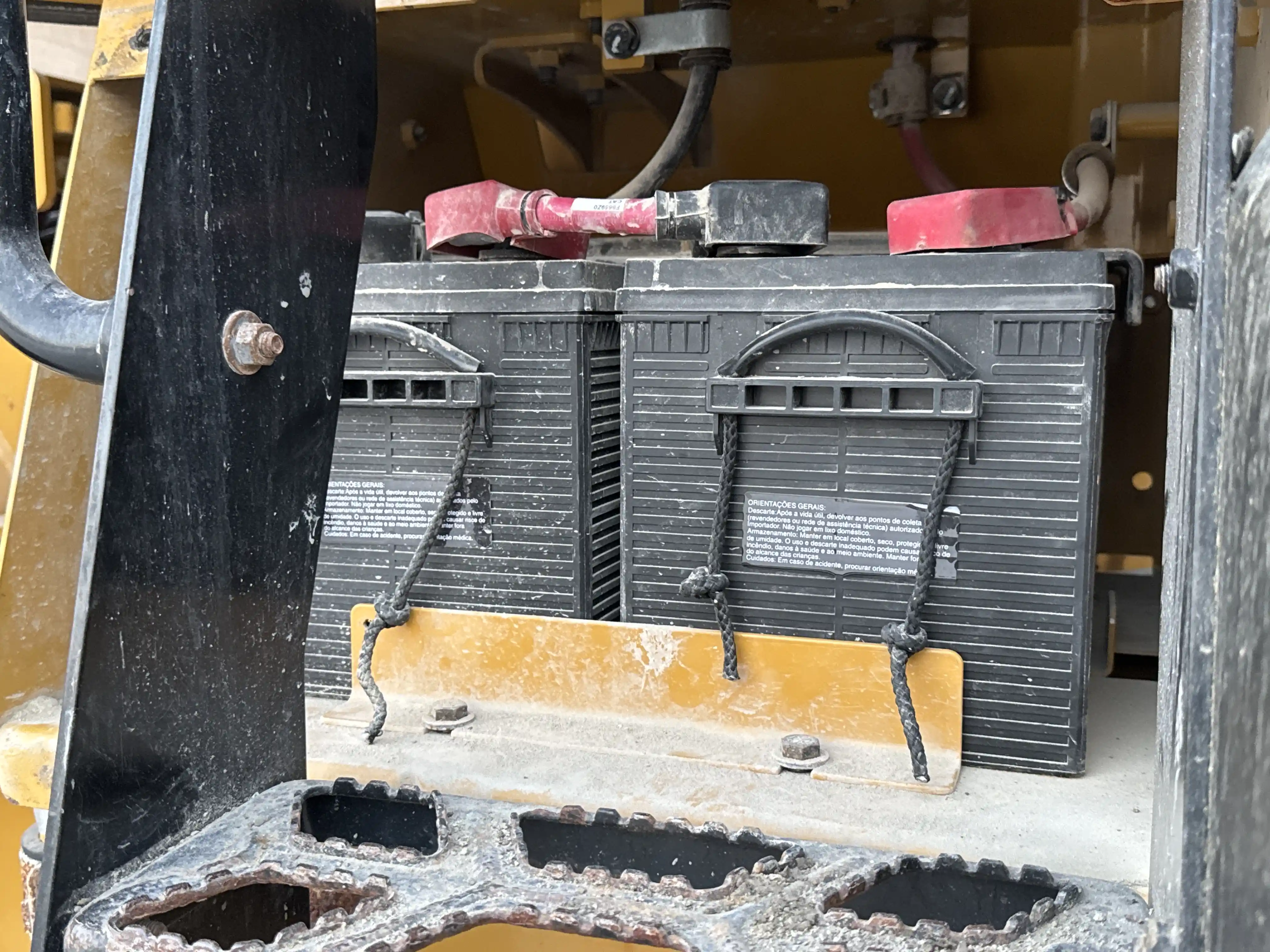 WHL-002-Cat-966L-wheel-loader-inspection-electronic-battery-1