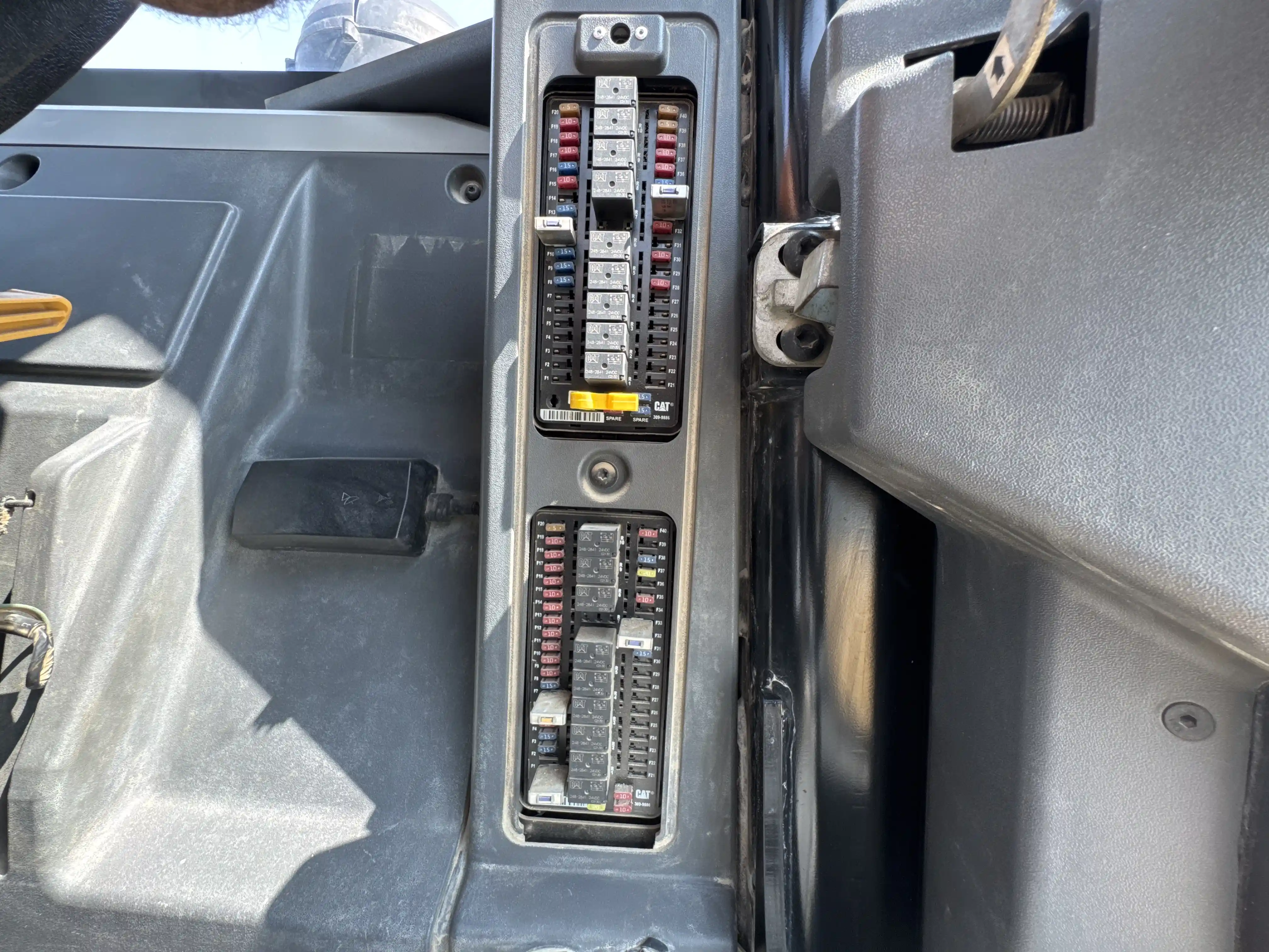 WHL-002-Cat-966L-wheel-loader-inspection-electronic-fuse-box-2