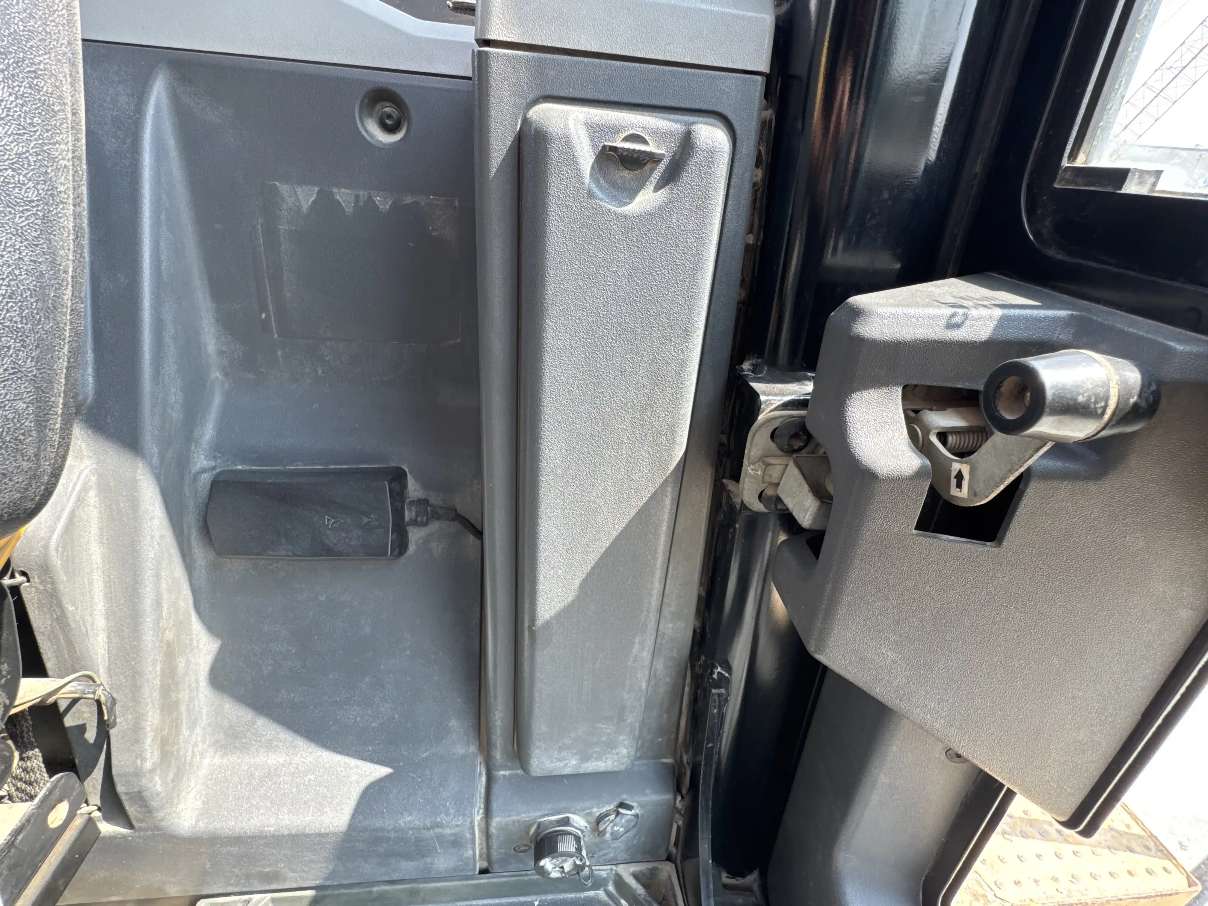WHL-002-Cat-966L-wheel-loader-inspection-electronic-fuse-box-3